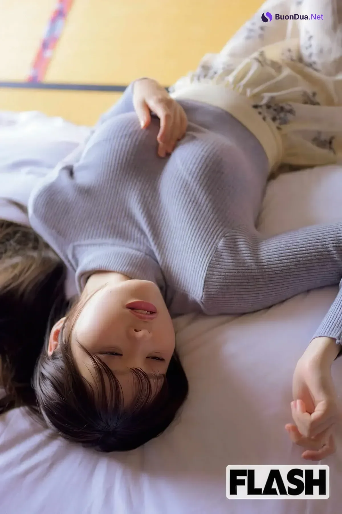 Mio Saeki 佐伯澪, Yuna Ego 江籠裕奈, FLASH 2025.08.19-26 (フラッシュ 2025年8月19-26日号) - รูปภาพ 17