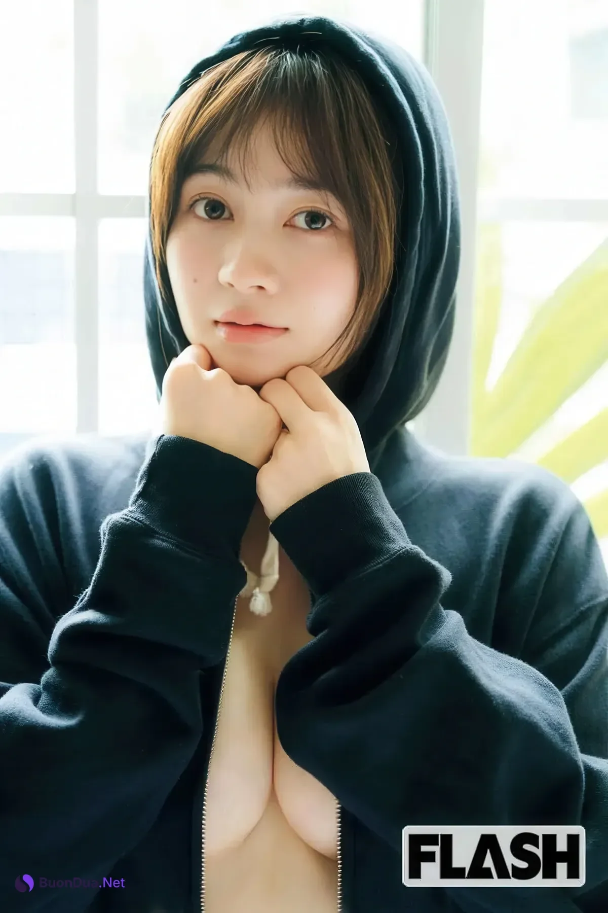 Mio Saeki 佐伯澪, Yuna Ego 江籠裕奈, FLASH 2025.08.19-26 (フラッシュ 2025年8月19-26日号) - รูปภาพ 9