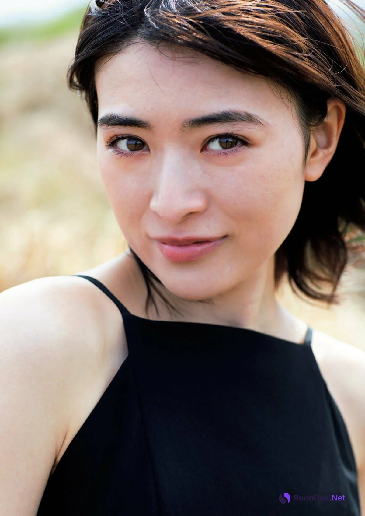Mio Yuki 優希美青, Shukan Bunshun 2023.04.27 (週刊文春 2023年4月27日号) - Photo 3