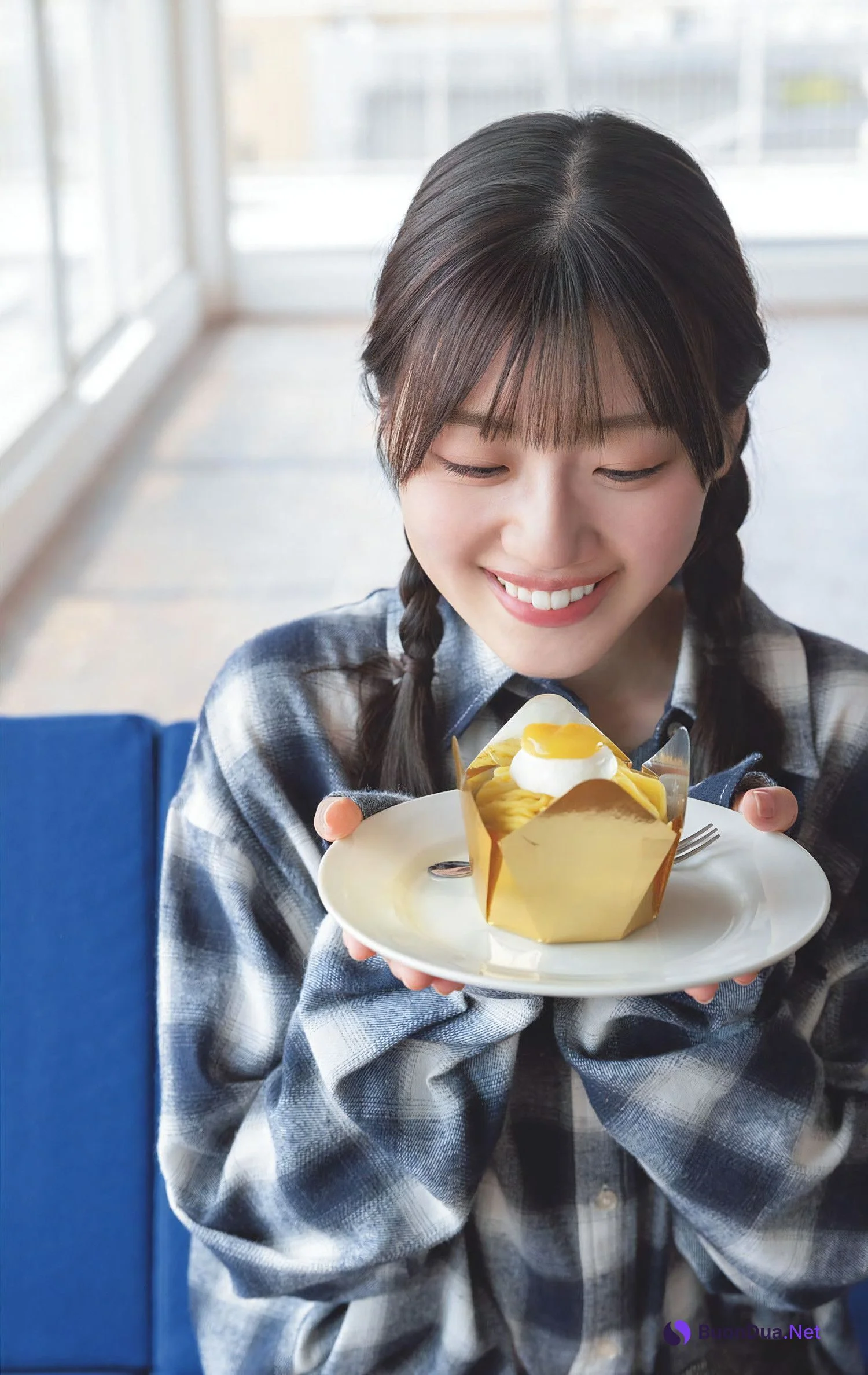 Mirei Sasaki 佐々木美玲, Shonen Sunday 2023 No.49 (週刊少年サンデー 2023年49号) - Photo 9