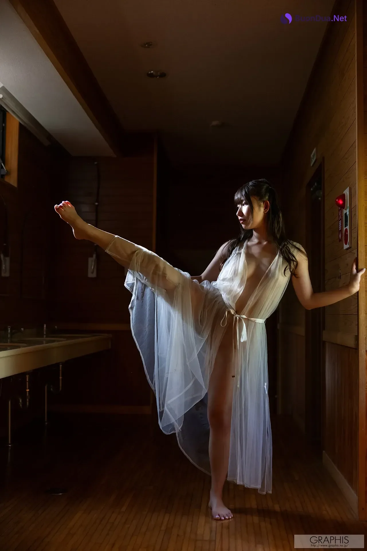 Miyu Aizawa 逢沢みゆ, Graphis Limited Edition New Year Special 2026 - Photo 3