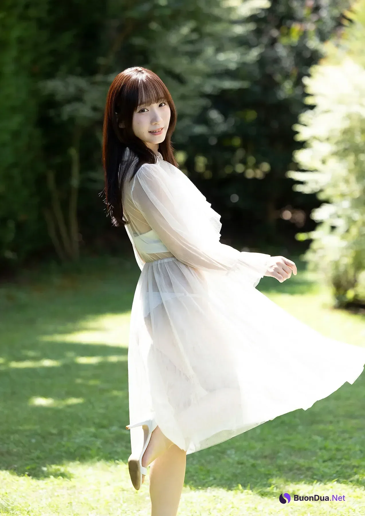 Moe Iori 伊織もえ, 写真集 スピサン グラビアフォトブック [幽かな休日] - 写真 3