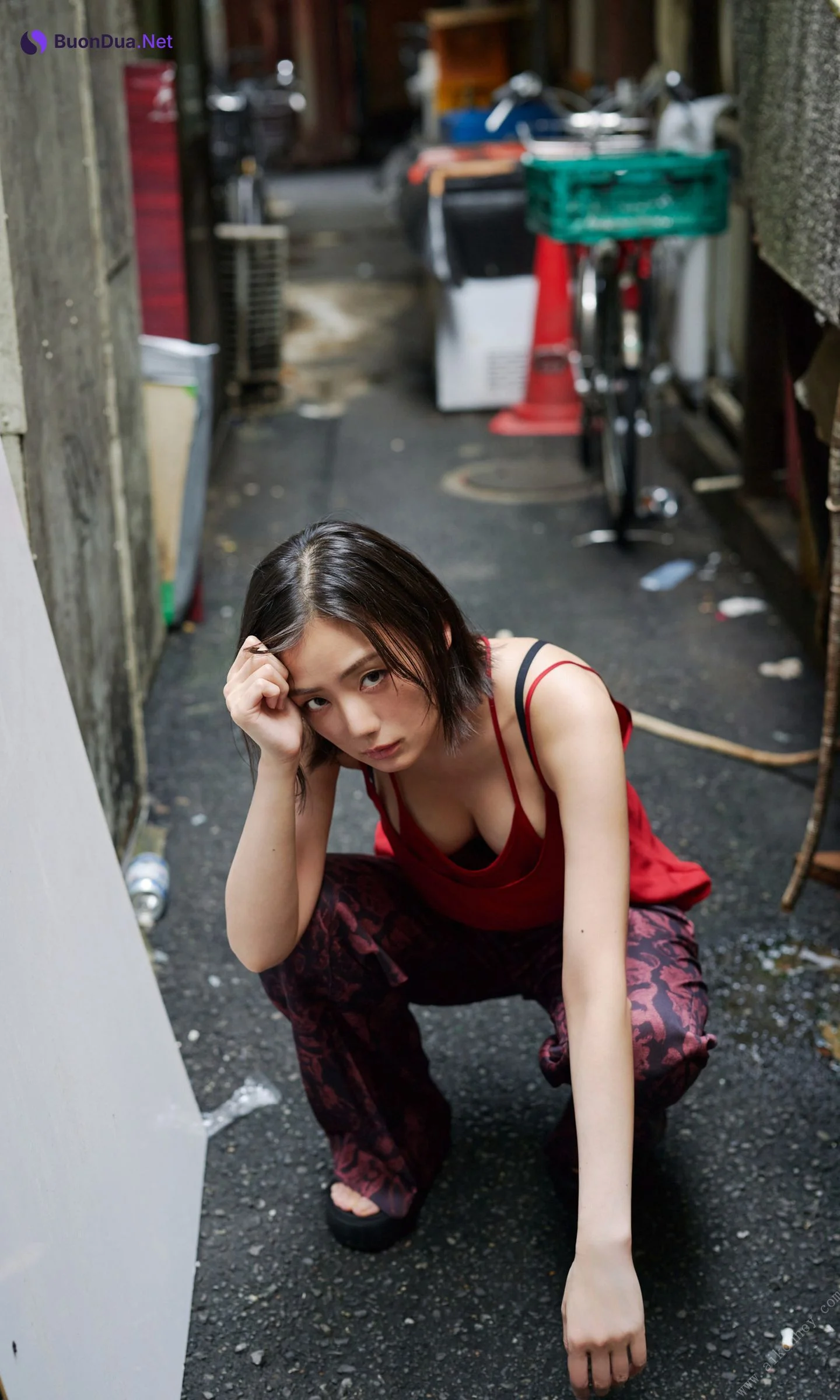 Moemi Katayama 片山萌美, 写真集 デジタル限定 「街に生きる」 Set.02 - 照片 3