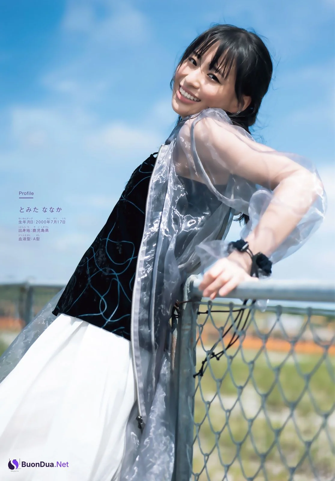 Nanaka Tomita 冨田菜々風, Shonen Magazine 2022 No.45 (週刊少年マガジン 2022年45号) - Photo 7