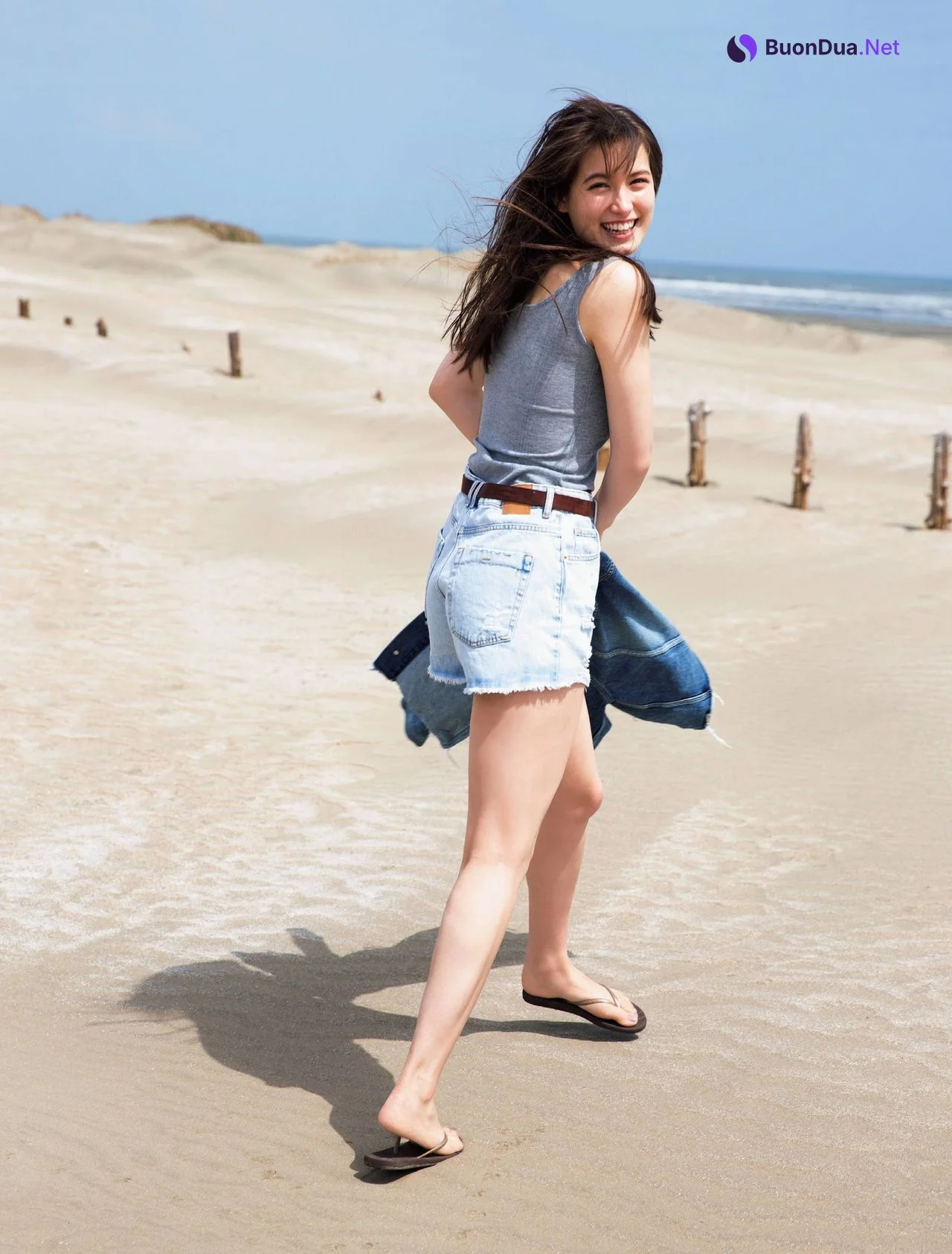 Naomi Trauden トラウデン直美, FRIDAY 2021.05.07-14 (フライデー 2021年5月7-14日号) - Photo 4