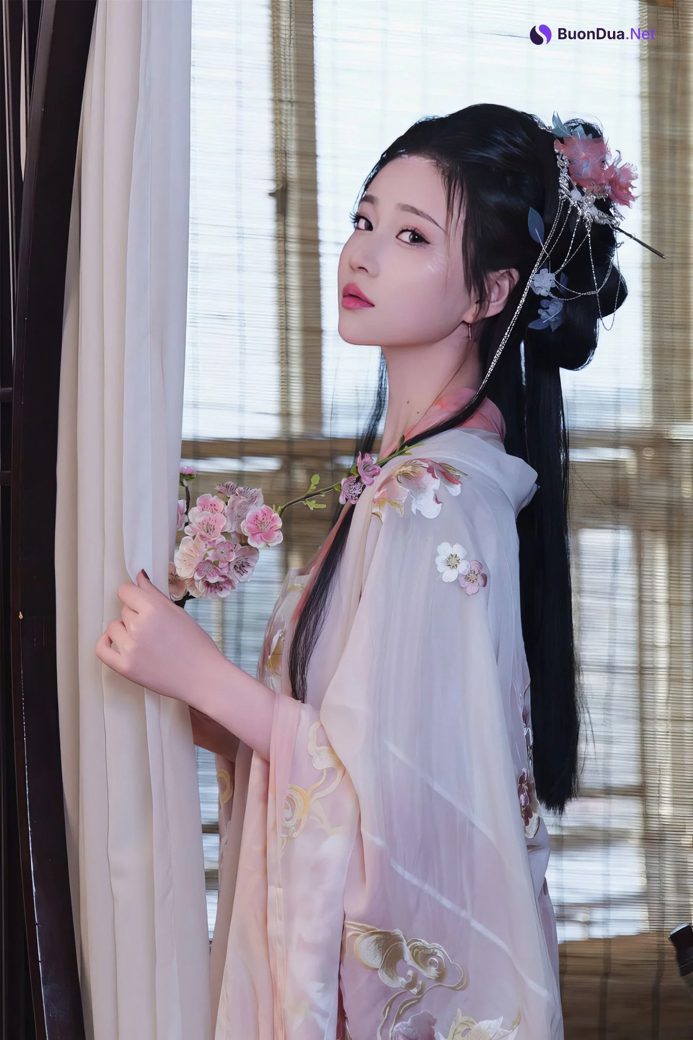 年年Nnian, 写真集 霓裳 Colorful - Photo 2