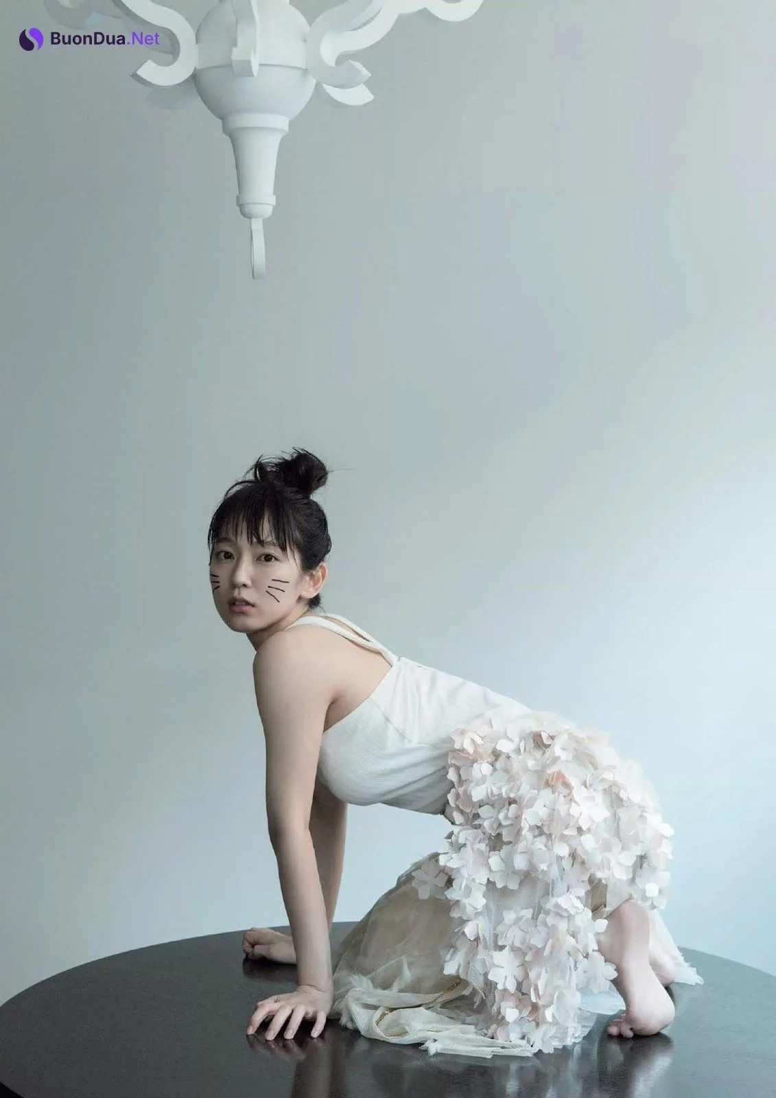 Riho Yoshioka 吉岡里帆, Weekly Playboy 2020 No.01-02 (週刊プレイボーイ 2020年1-2号) - Photo 5