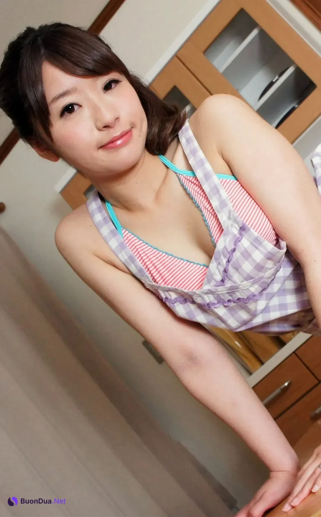 Saki Hatsumi 初美沙希, 激ヤバ写真集 「ロリ顔ドスケベ幼妻 欲求不満な幼妻の止まらない肉欲…」 - Photo 7