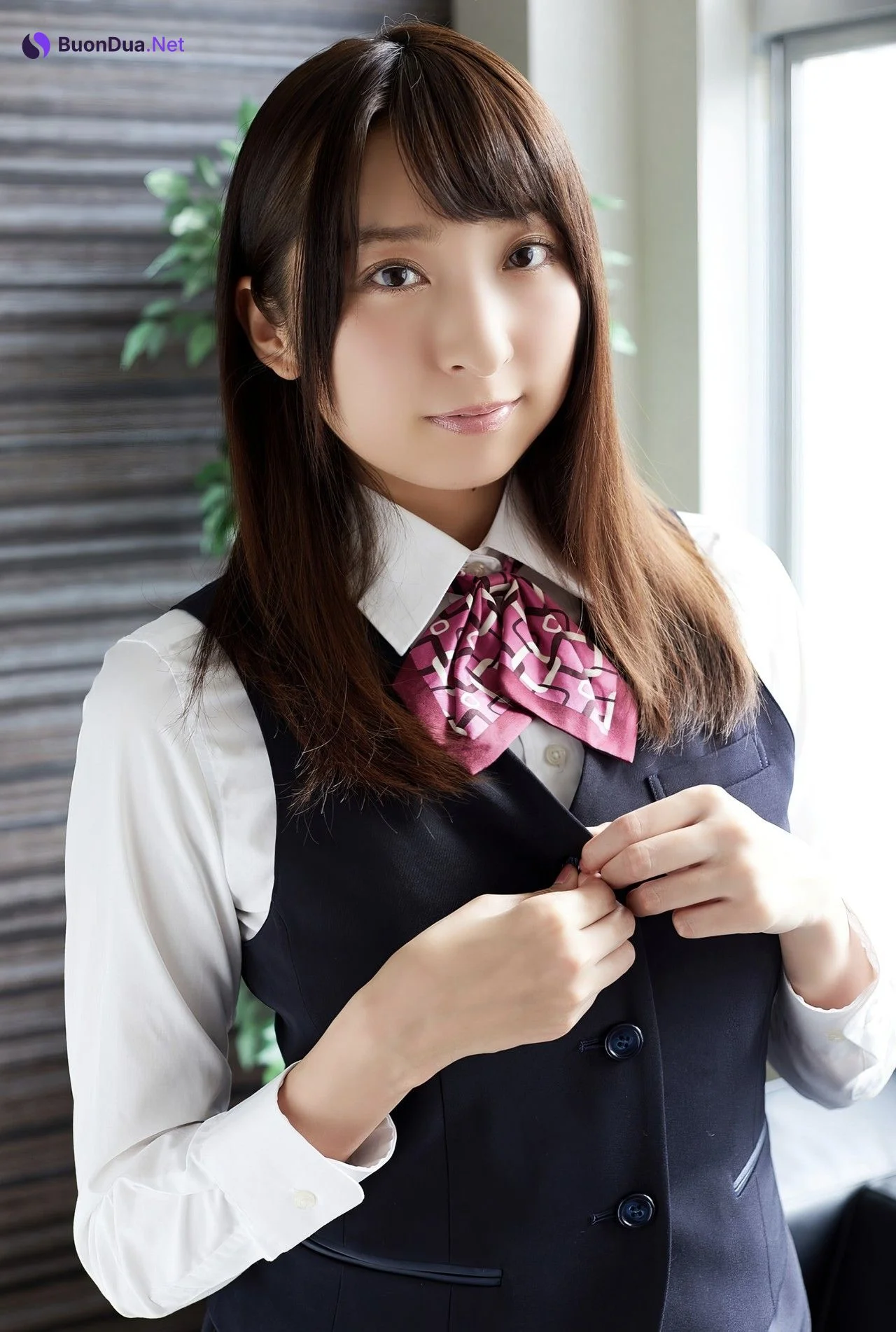 Saki Ogata 緒方咲, 解禁グラビア写真集 OLの緒方さん - Photo 3