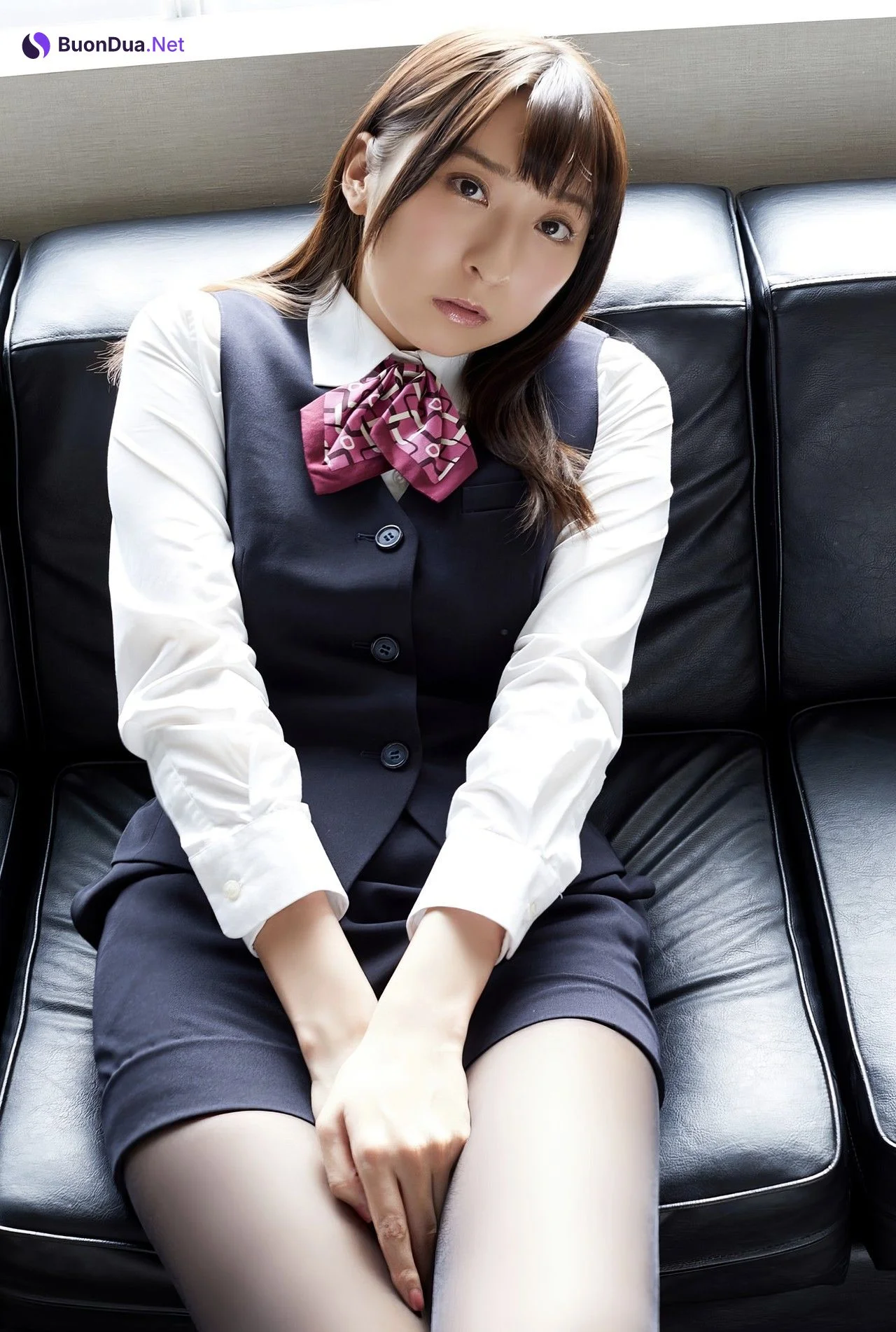 Saki Ogata 緒方咲, 解禁グラビア写真集 OLの緒方さん - Photo 9