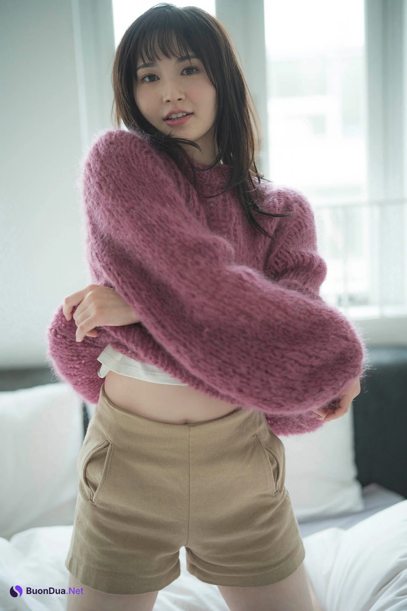 Satomi Okubo 大久保聡美, ヤンマガWeb ラから見るか？エモから見るか？ - Photo 3