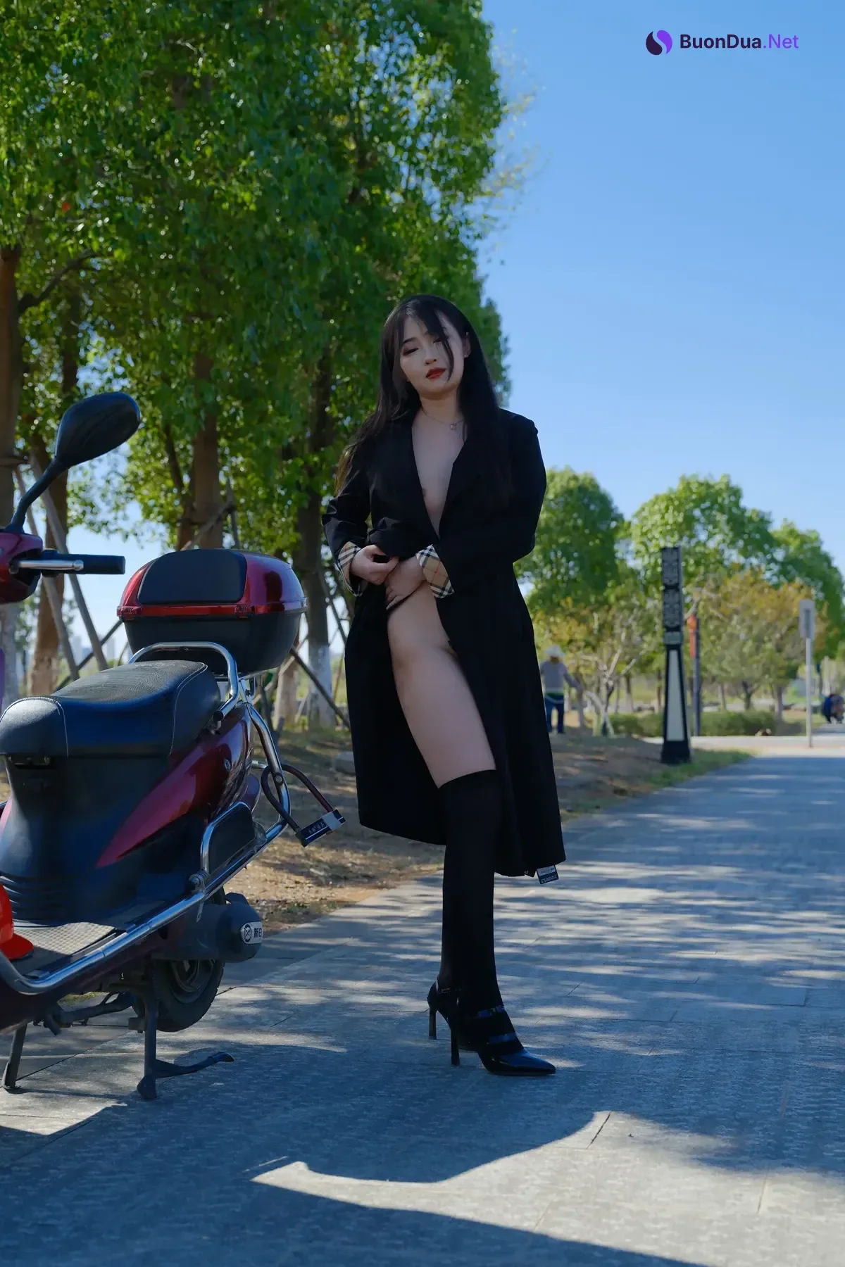 小泽 – 黑色丝袜女同事 户外露出 Set.01 - Photo 11