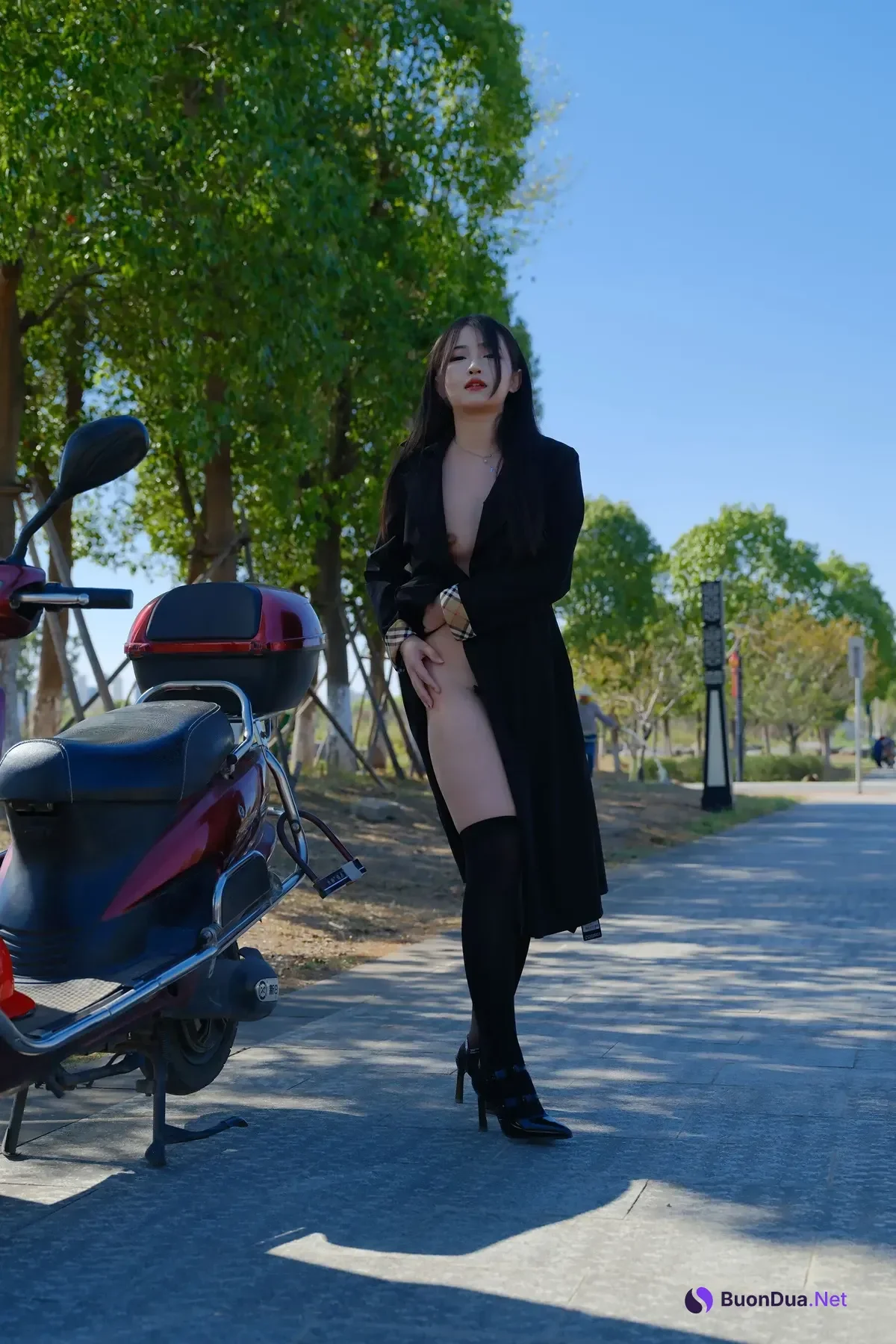 小泽 – 黑色丝袜女同事 户外露出 Set.01 - Photo 12