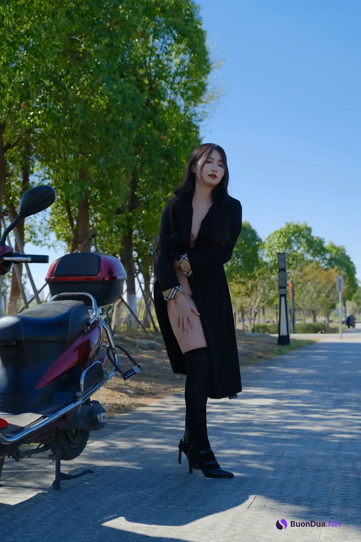 小泽 – 黑色丝袜女同事 户外露出 Set.01 - Photo 13