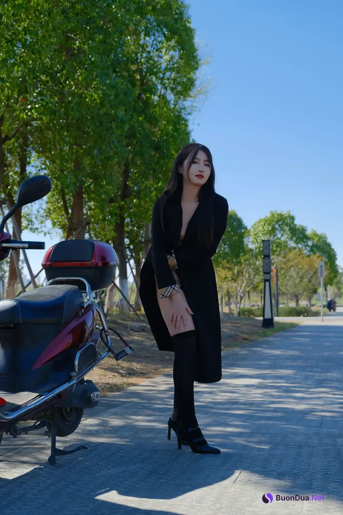 小泽 – 黑色丝袜女同事 户外露出 Set.01 - Photo 14