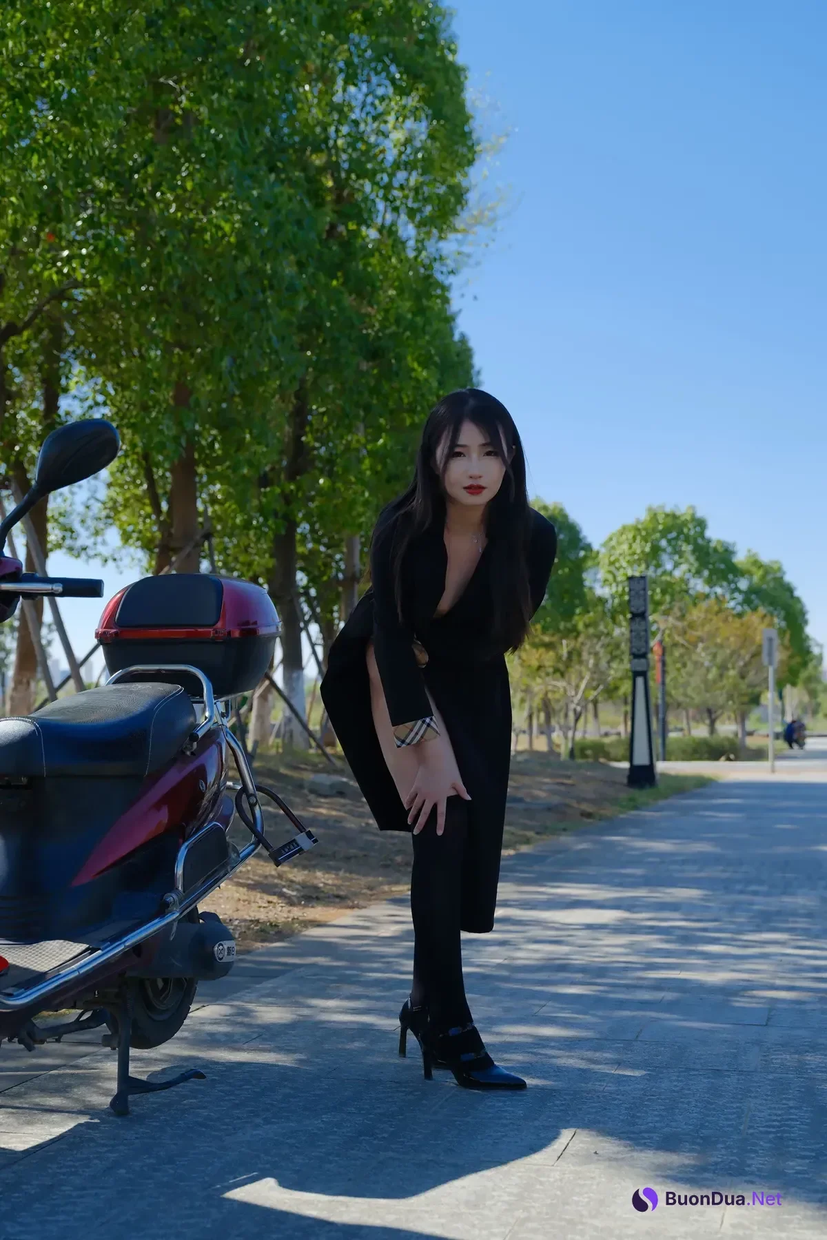 小泽 – 黑色丝袜女同事 户外露出 Set.01 - Photo 15