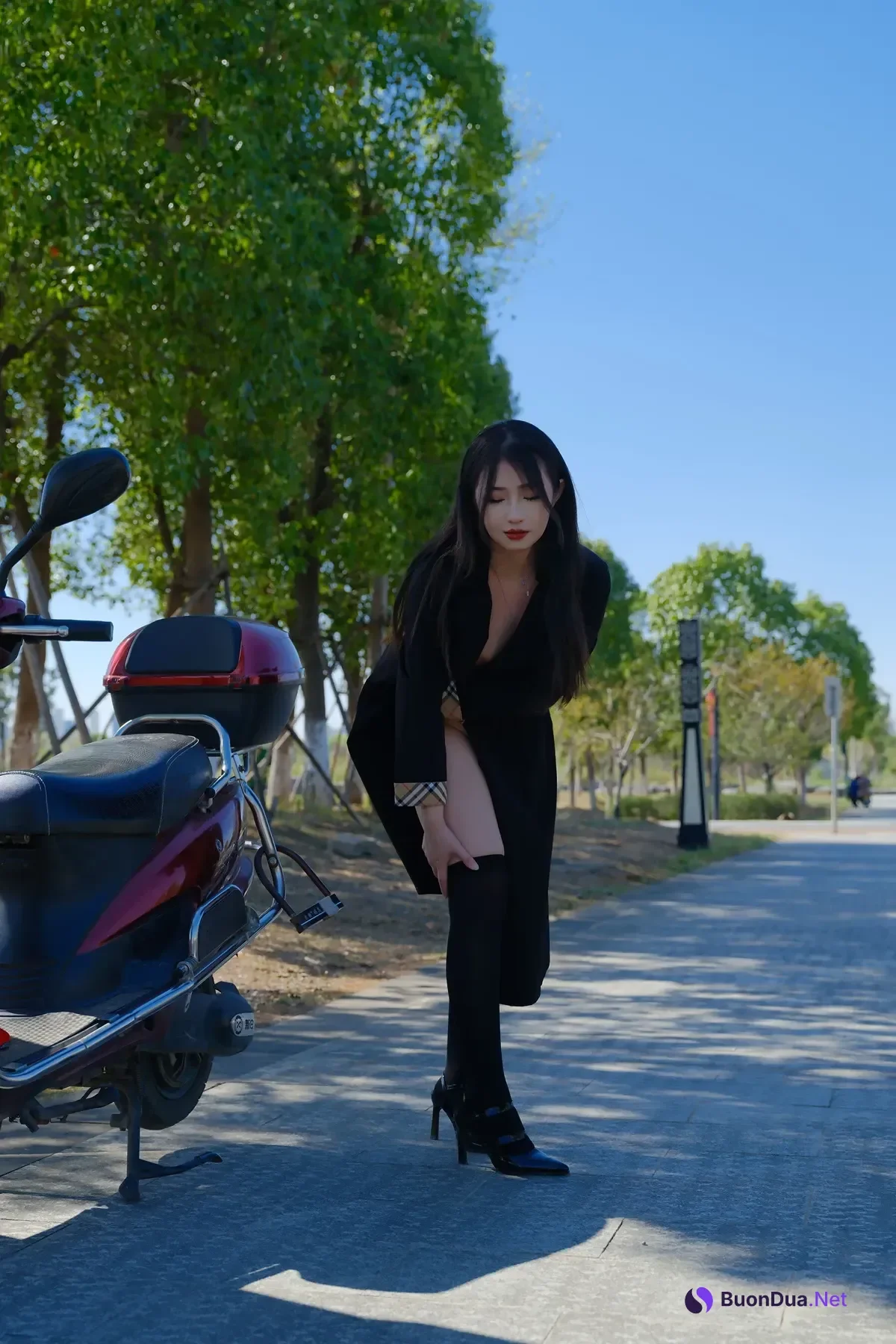小泽 – 黑色丝袜女同事 户外露出 Set.01 - Photo 16
