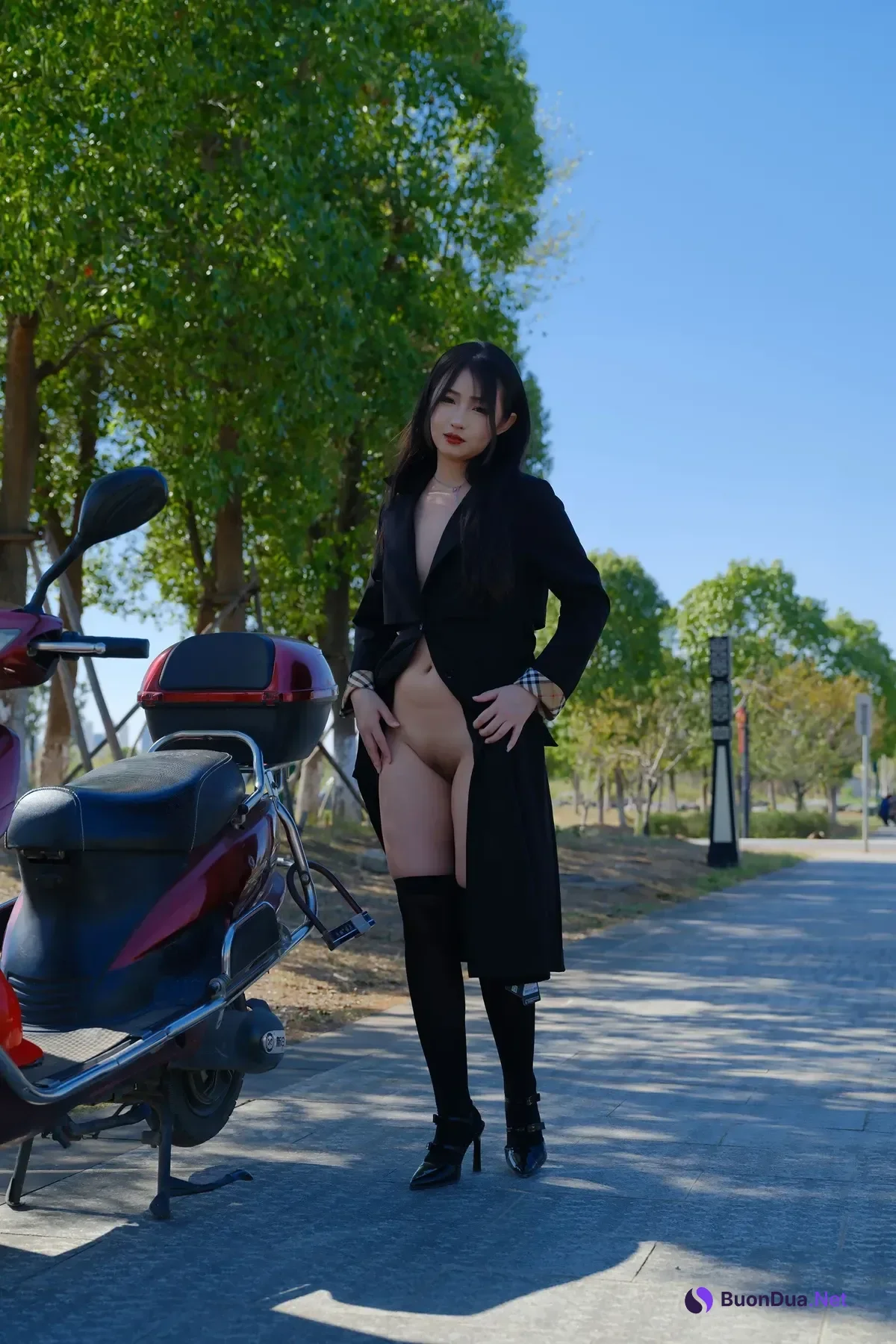 小泽 – 黑色丝袜女同事 户外露出 Set.01 - Photo 19