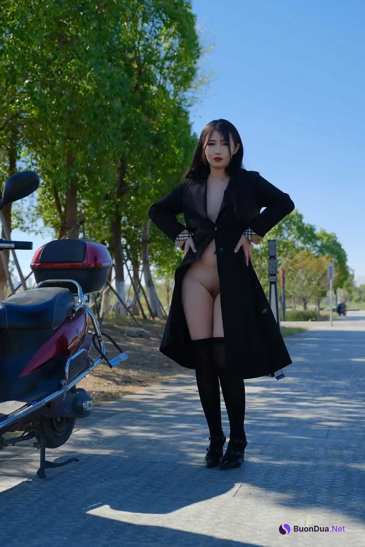 小泽 – 黑色丝袜女同事 户外露出 Set.01 - Photo 2