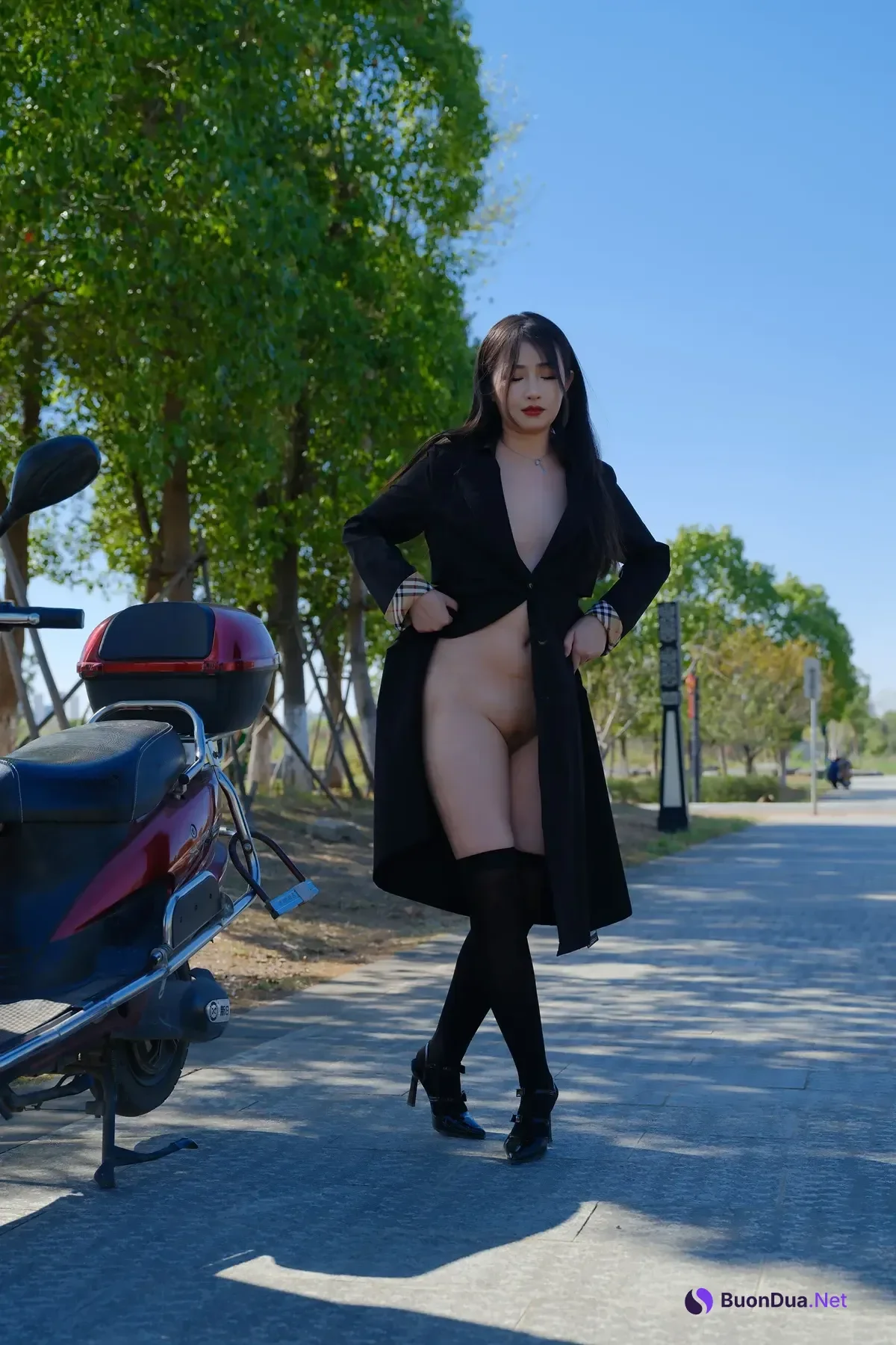 小泽 – 黑色丝袜女同事 户外露出 Set.01 - Photo 5