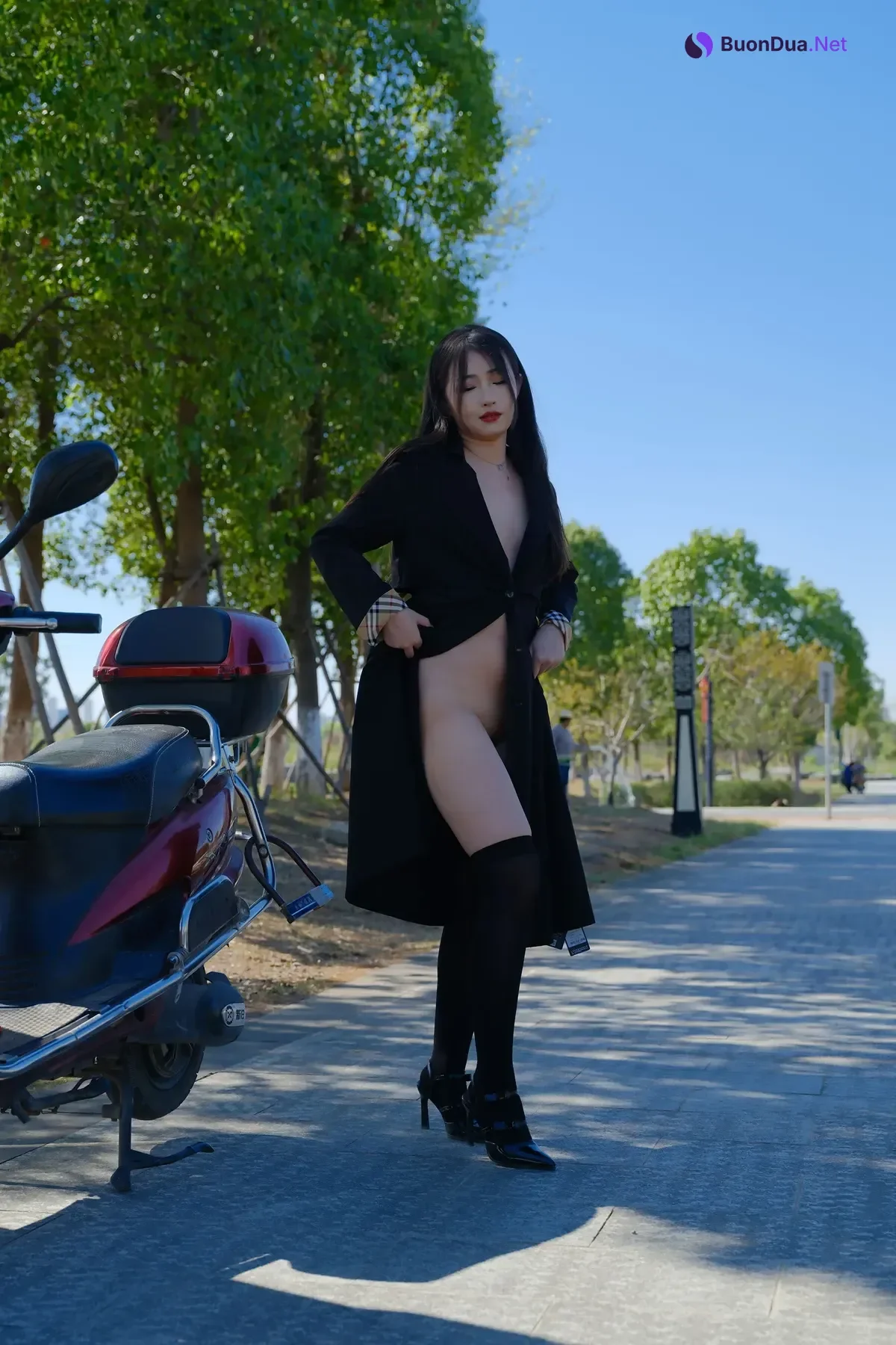 小泽 – 黑色丝袜女同事 户外露出 Set.01 - Photo 6