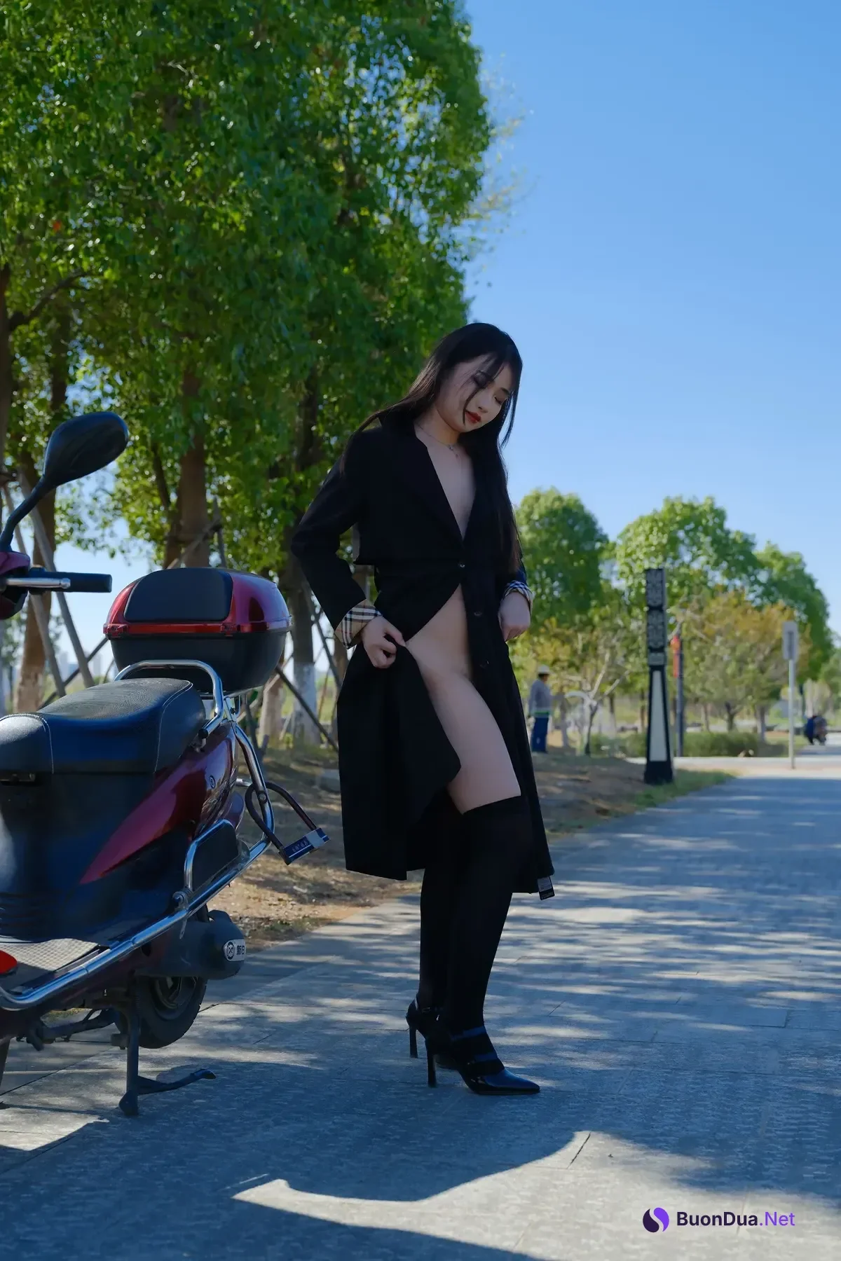 小泽 – 黑色丝袜女同事 户外露出 Set.01 - Photo 7