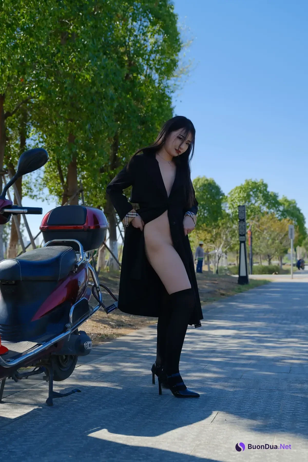 小泽 – 黑色丝袜女同事 户外露出 Set.01 - Photo 8