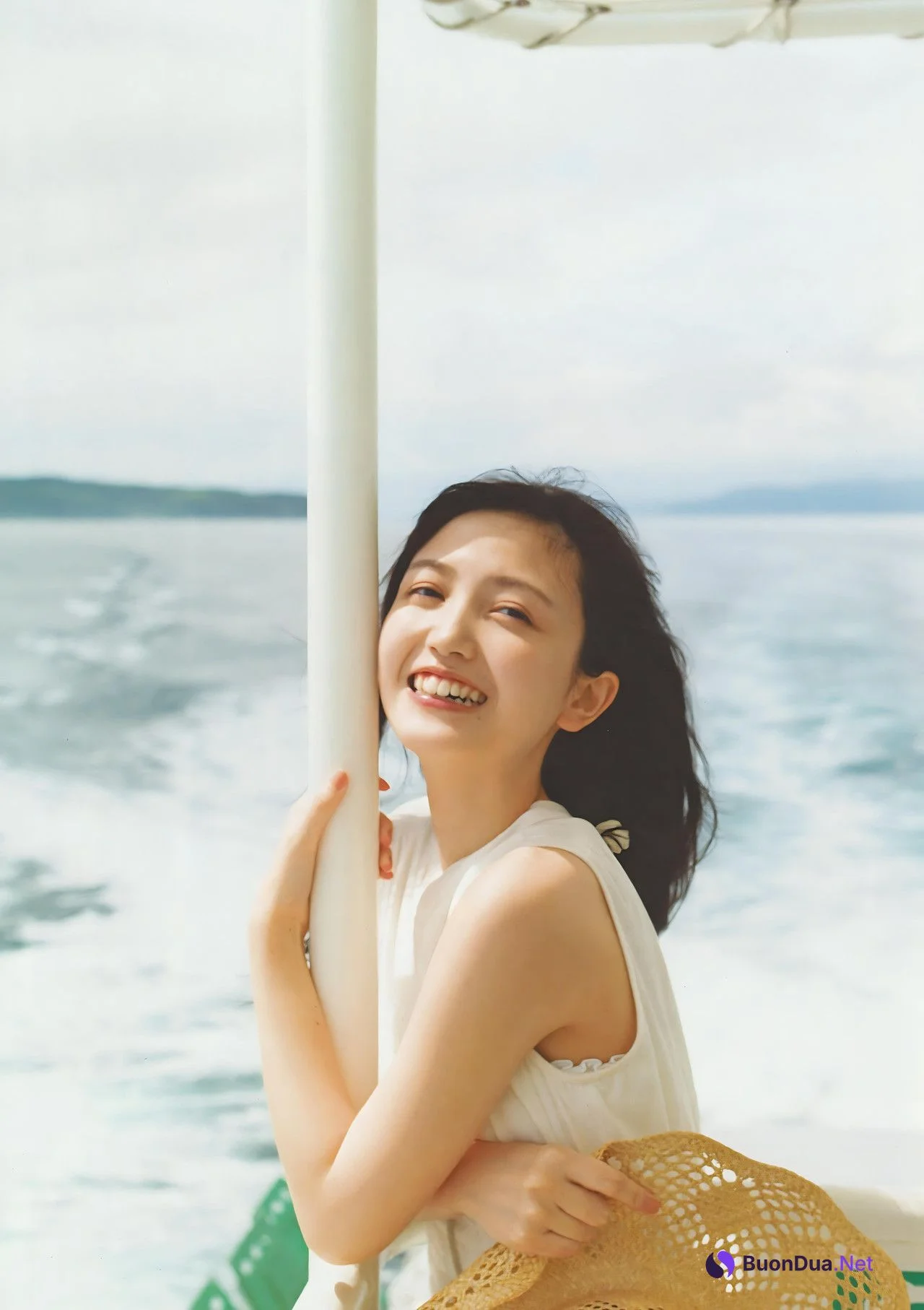 Shiori Kubo 久保史緒里, 1st写真集 [交差点] Set.02 - Photo 6
