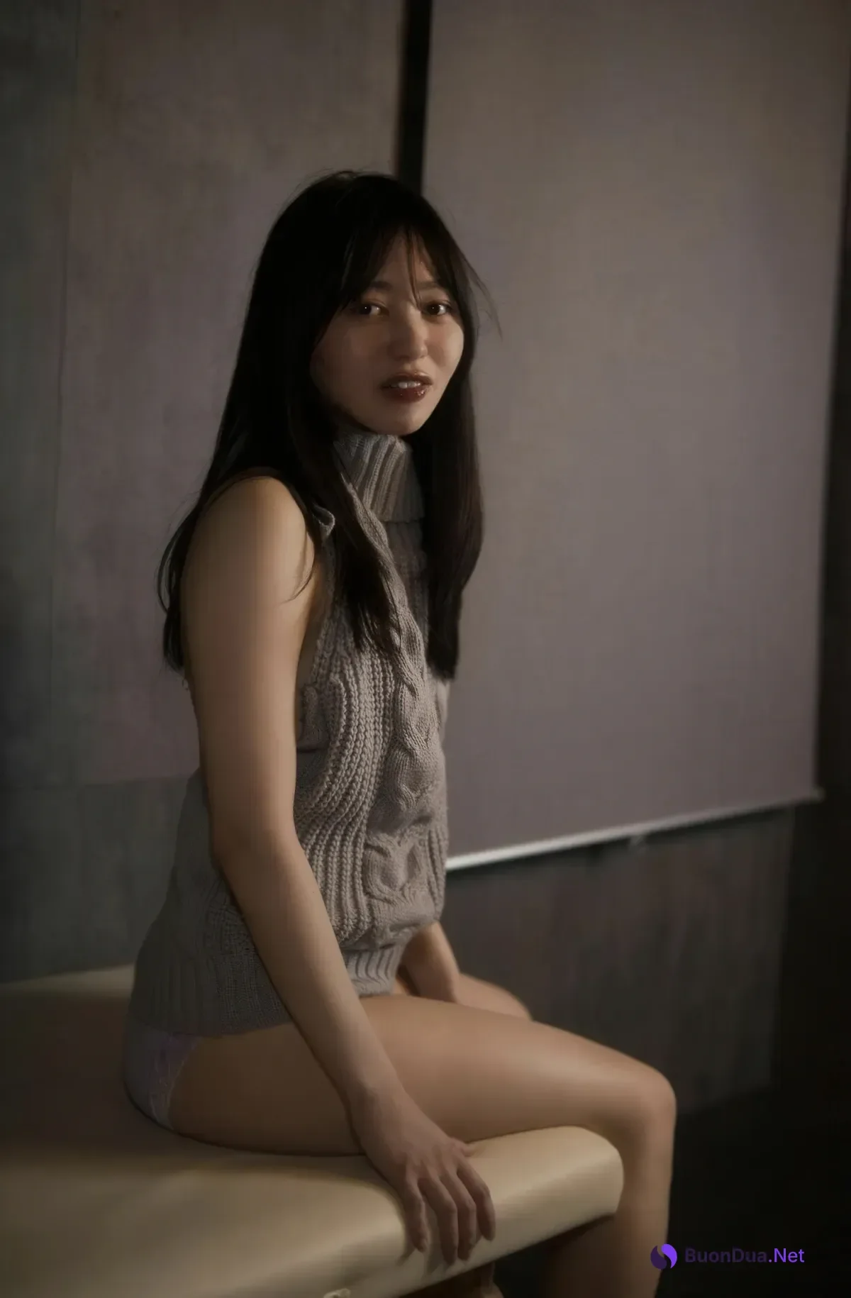 Shizuka Saito 斉藤静, セミヌード写真集 密室 大きなお尻に理想のオディライン どこかえっちな雰囲気を纏ったセクシーな美女があなたを禁断の世界へ Set.01 - Photo 3