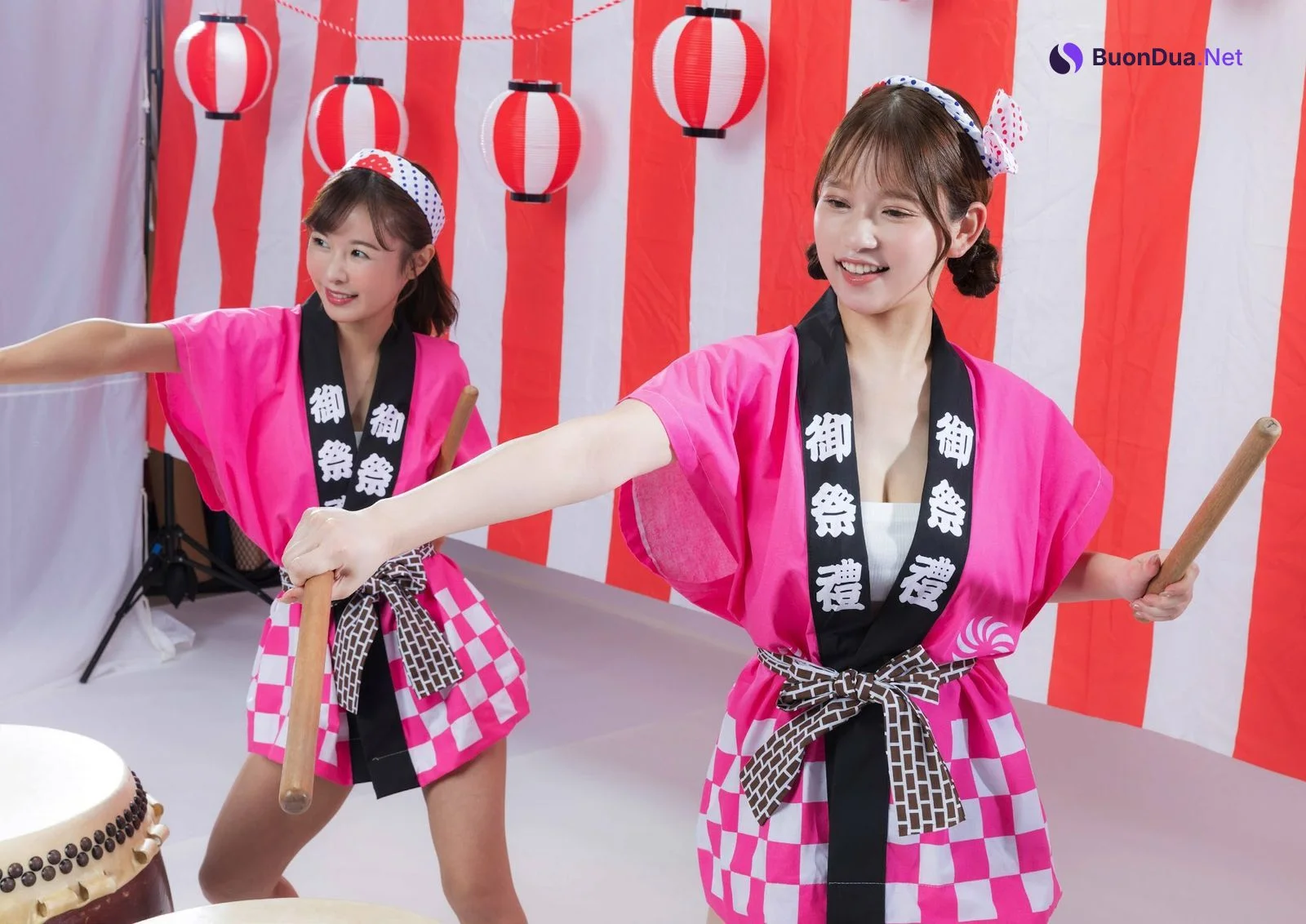 栗山莉緒×桃園怜奈, Shukan Post 2023.11.10 (週刊ポスト 2023年11月10日号) - Photo 13