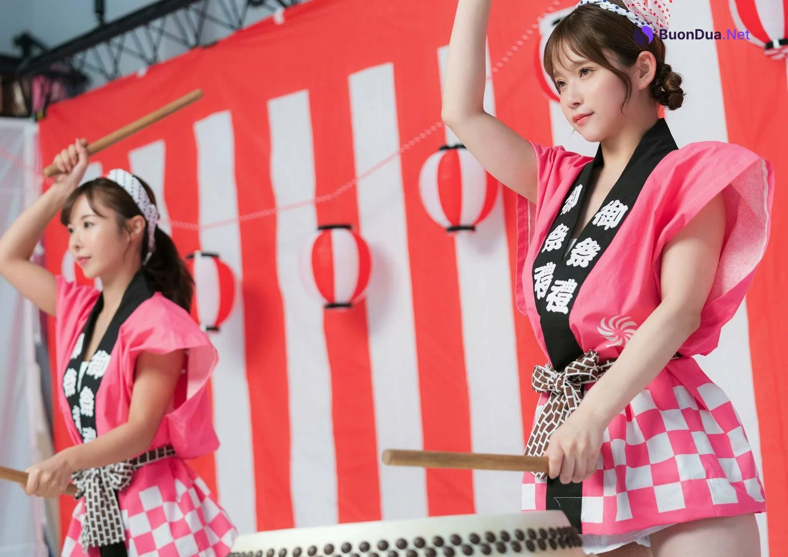栗山莉緒×桃園怜奈, Shukan Post 2023.11.10 (週刊ポスト 2023年11月10日号) - Photo 4