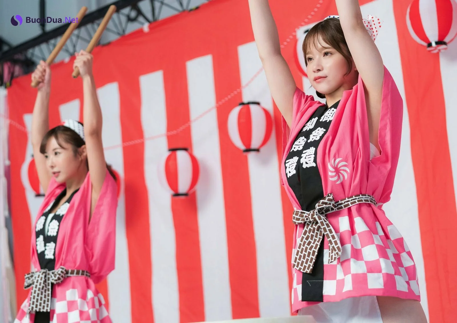 栗山莉緒×桃園怜奈, Shukan Post 2023.11.10 (週刊ポスト 2023年11月10日号) - Photo 5