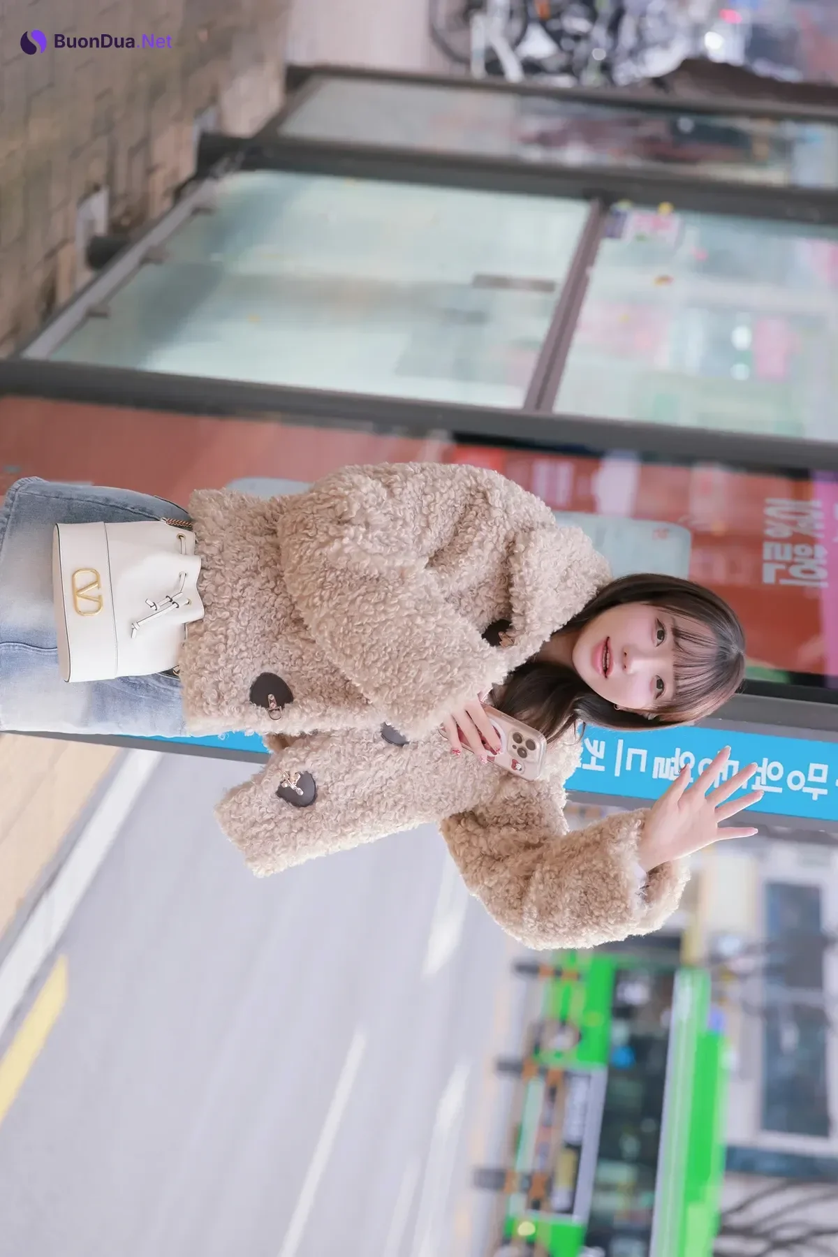 Son Yeeun 손예은, Photobook 「2025 X-Mas Offline」 Set.01 - Photo 8