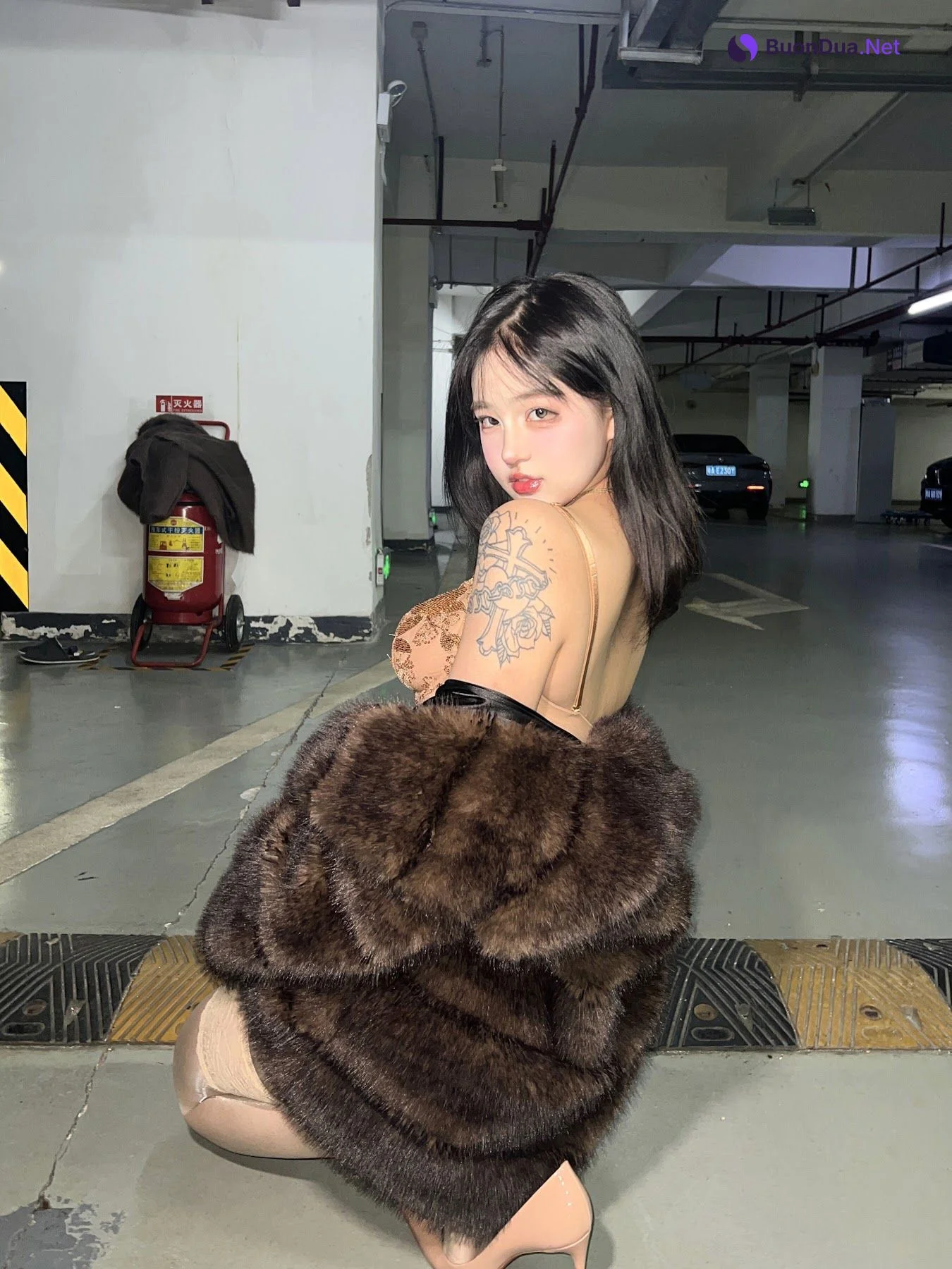 小u优优子 – 貂皮大衣 - 사진 2