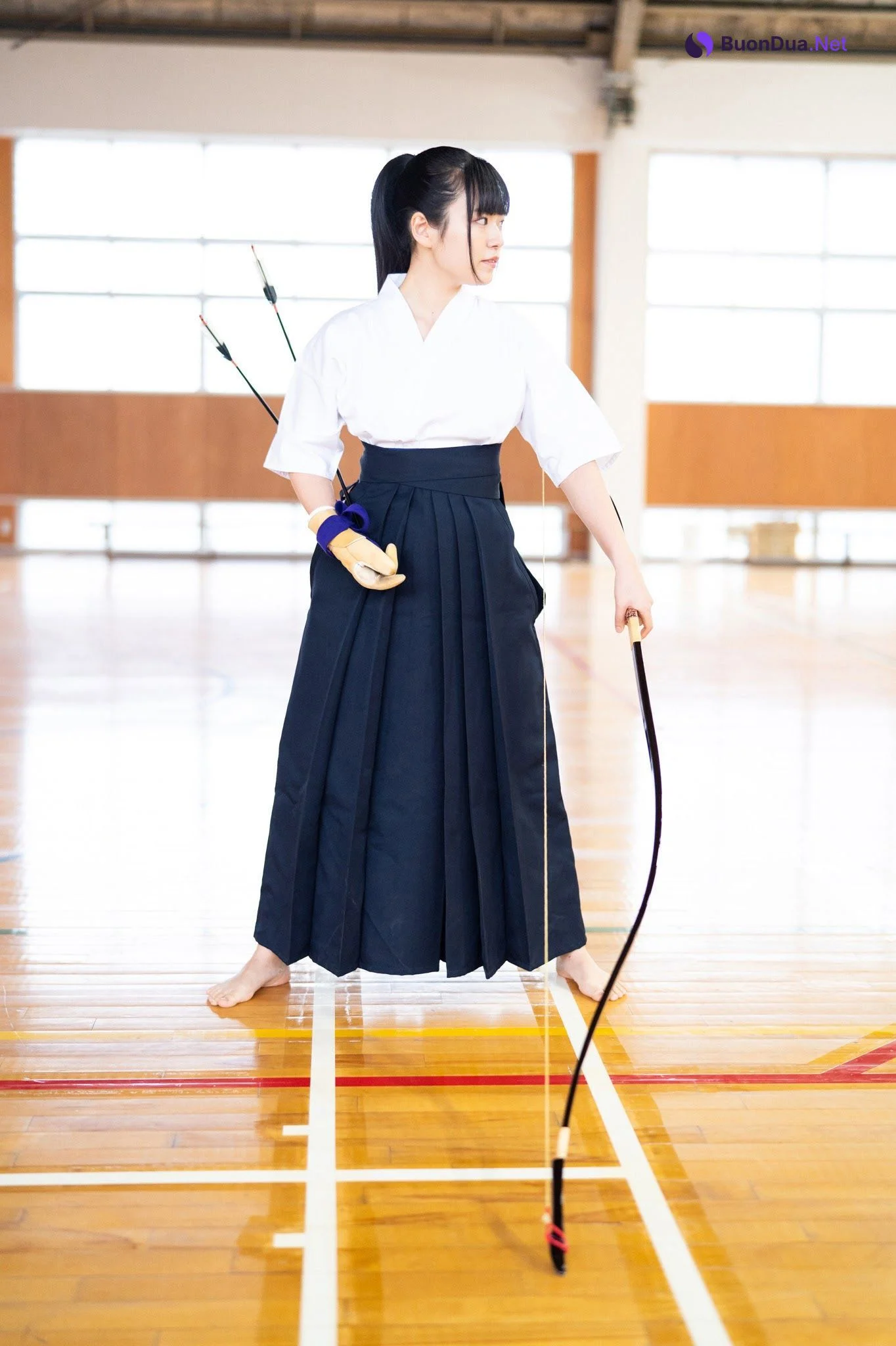 Umi Shinonome 東雲うみ, ヤンマガWeb 東雲うみが水着で弓道 2021.03 - Photo 2