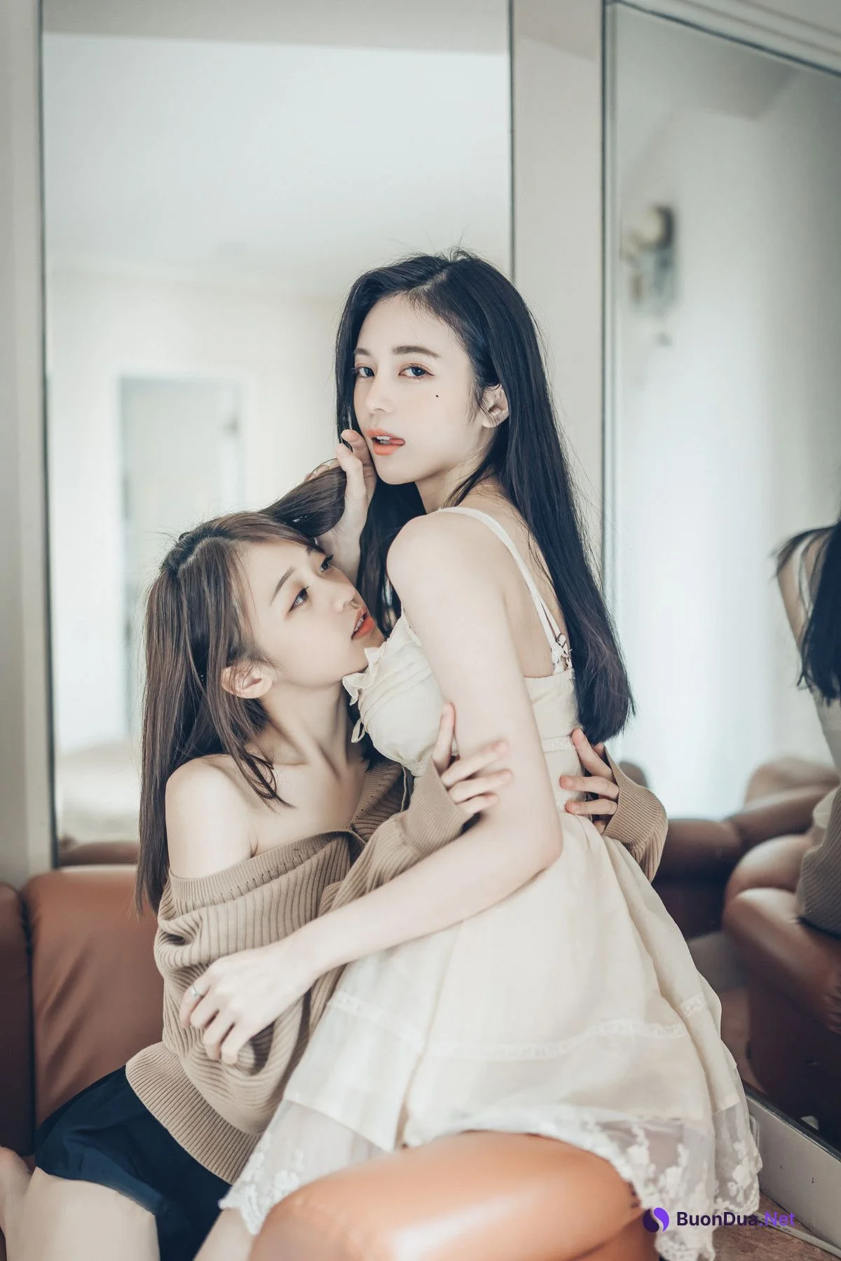 我的大小女友❤️ 妍妍+辰辰 🔞情人節帶兩位女友開房間 超超透上衣 透明內褲 吸奶 揉胸 舌吻 局部特寫 Vol.01 - Photo 12
