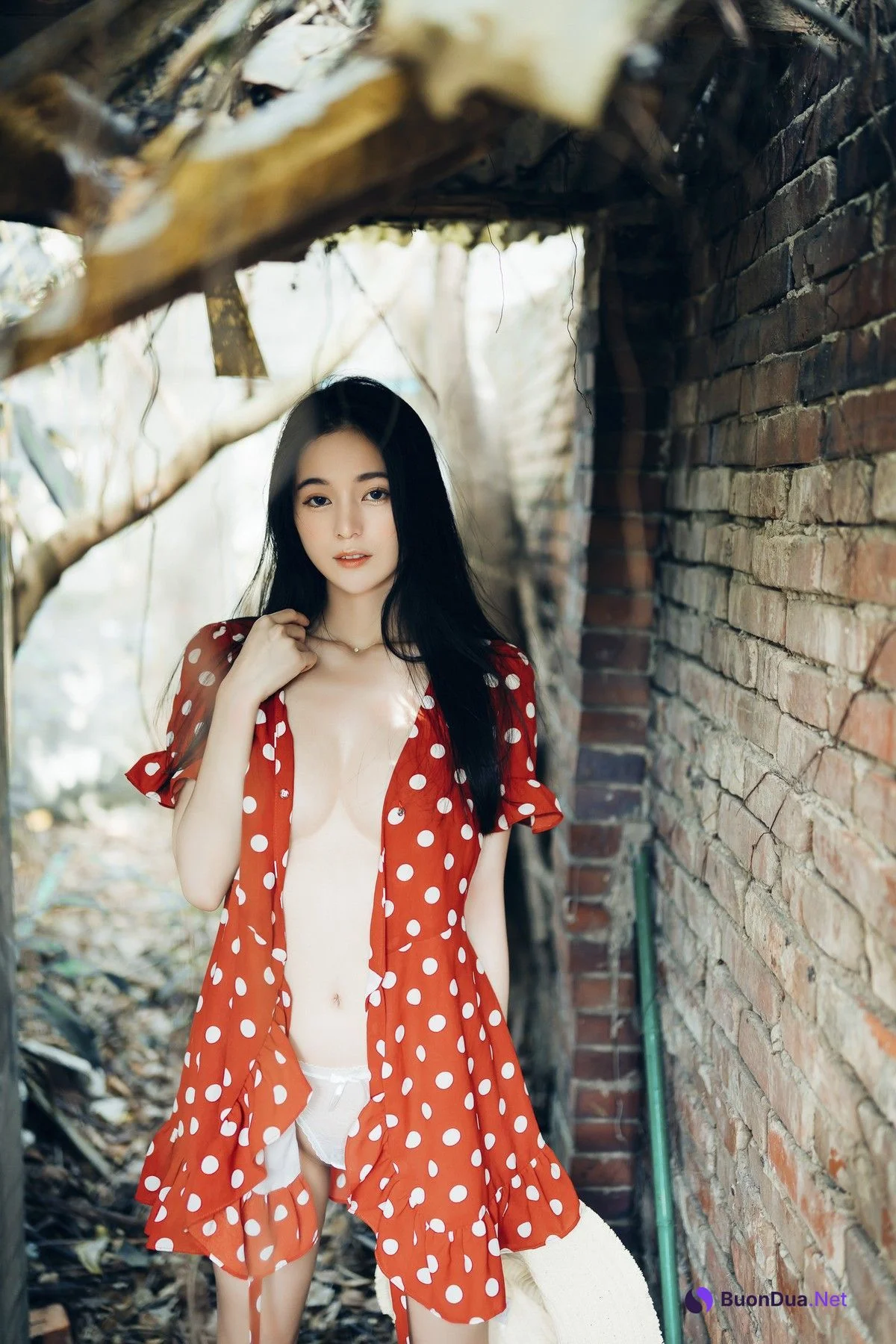 巨乳仙仙辰 野外露出初體驗❤️ 紅衣+透明內褲 裸上身吊帶褲 透明白色罩衫 Vol.01 - Photo 17