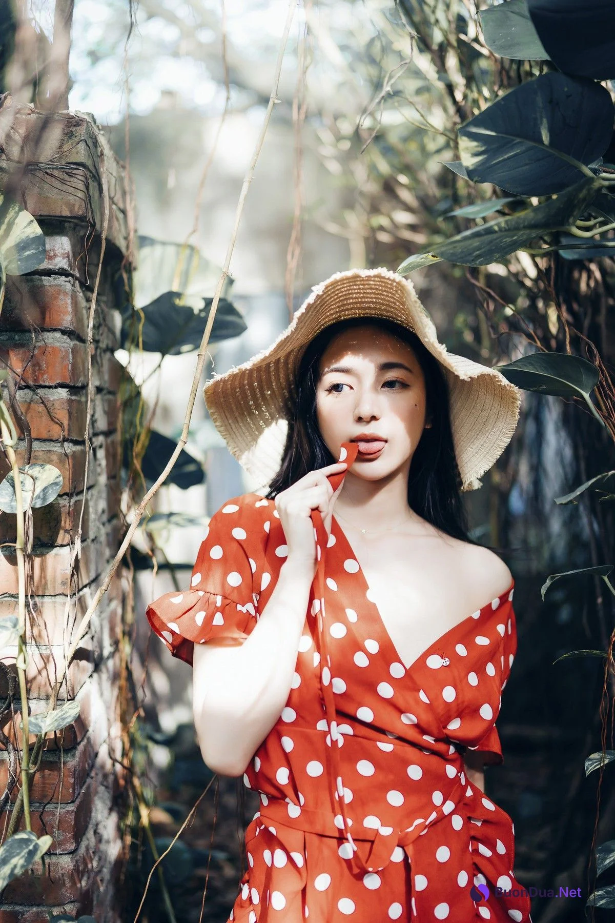 巨乳仙仙辰 野外露出初體驗❤️ 紅衣+透明內褲 裸上身吊帶褲 透明白色罩衫 Vol.01 - Photo 19