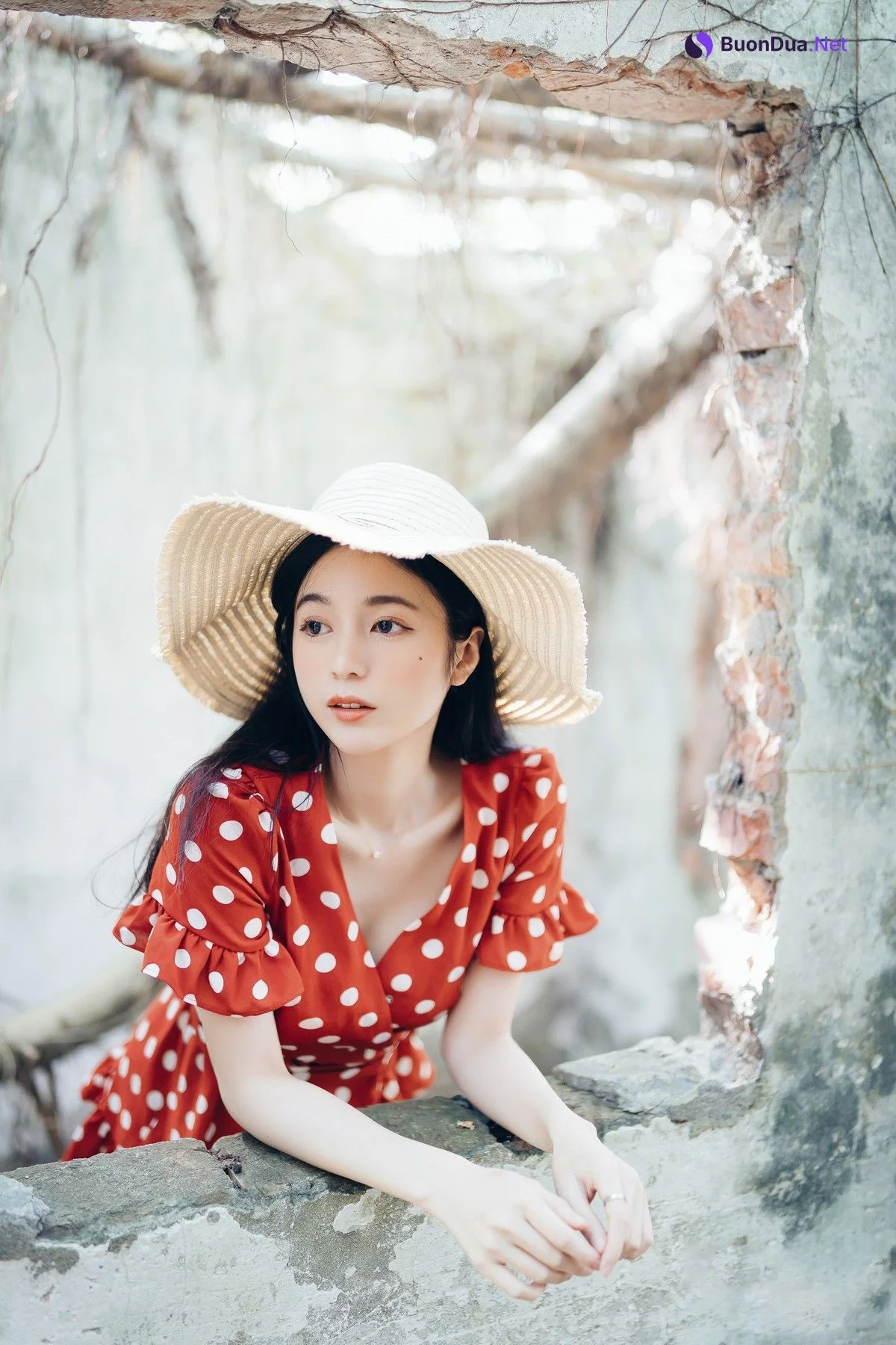 巨乳仙仙辰 野外露出初體驗❤️ 紅衣+透明內褲 裸上身吊帶褲 透明白色罩衫 Vol.01 - Photo 2