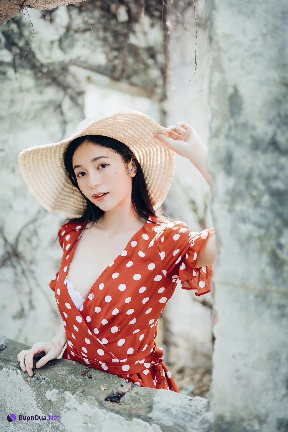 巨乳仙仙辰 野外露出初體驗❤️ 紅衣+透明內褲 裸上身吊帶褲 透明白色罩衫 Vol.01 - Photo 3