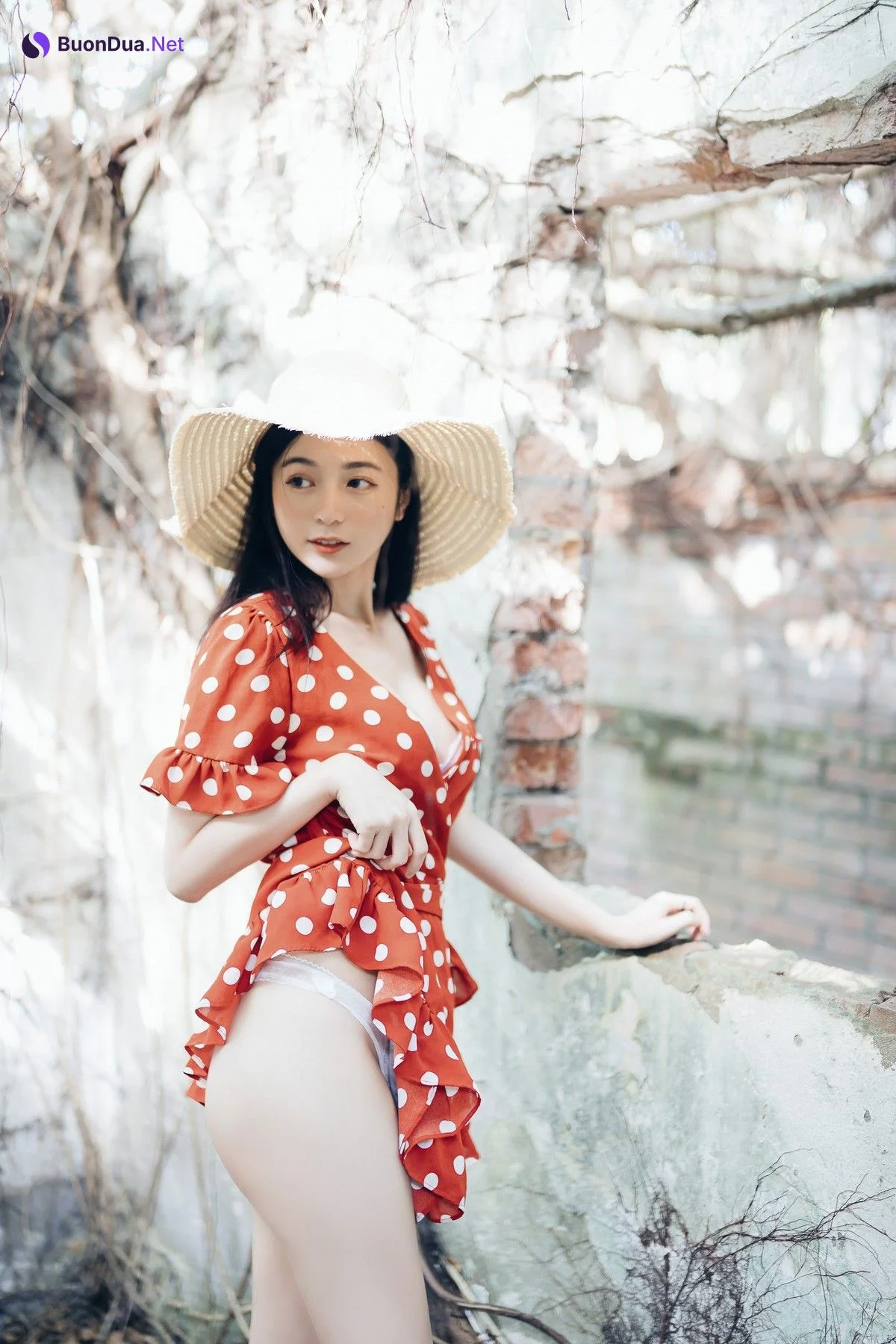 巨乳仙仙辰 野外露出初體驗❤️ 紅衣+透明內褲 裸上身吊帶褲 透明白色罩衫 Vol.01 - Photo 4