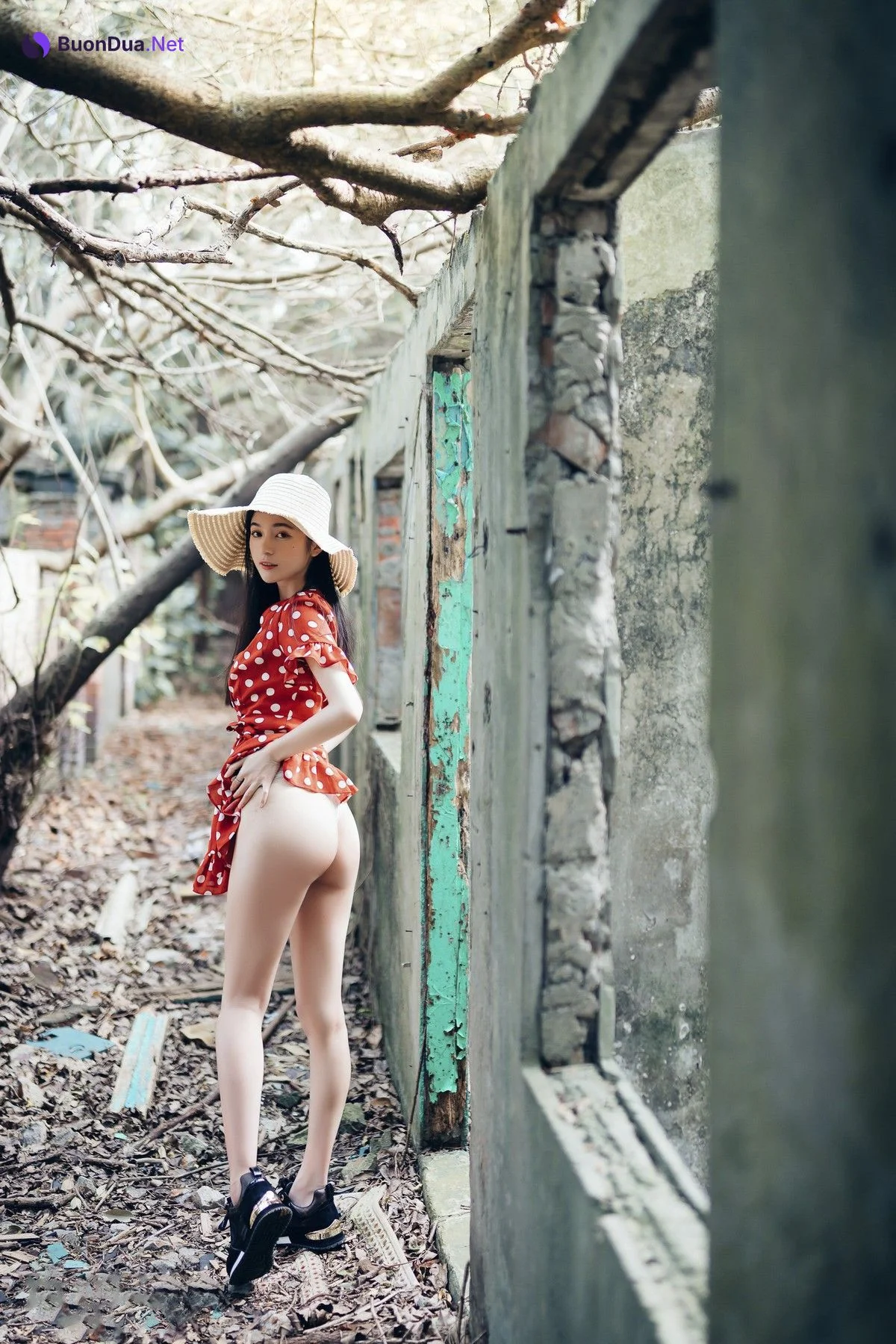 巨乳仙仙辰 野外露出初體驗❤️ 紅衣+透明內褲 裸上身吊帶褲 透明白色罩衫 Vol.01 - Photo 9