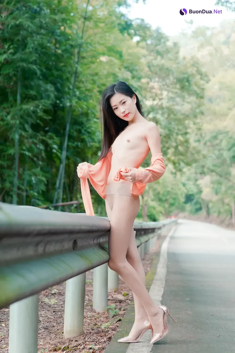 杨子嫣 – 户外女神的丝袜秀 - Photo 13