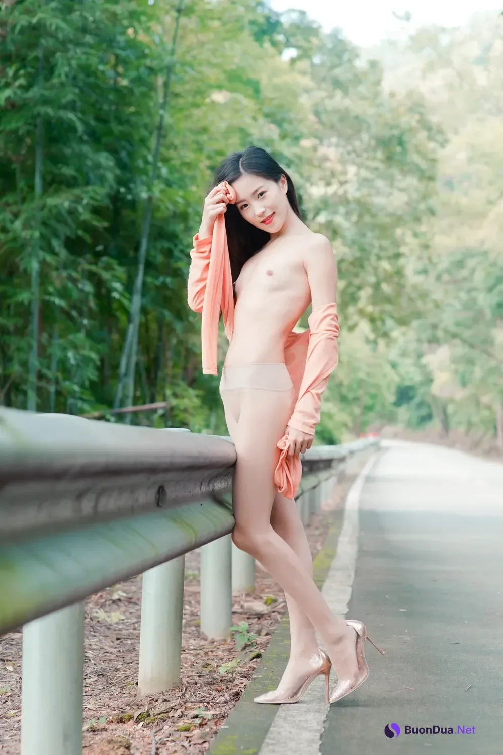 杨子嫣 – 户外女神的丝袜秀 - Photo 14