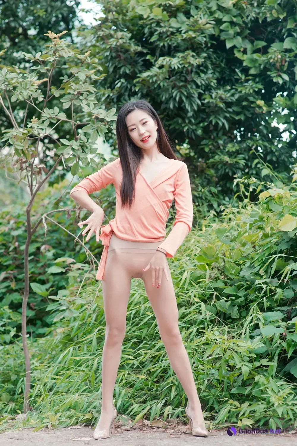 杨子嫣 – 户外女神的丝袜秀 - Photo 2