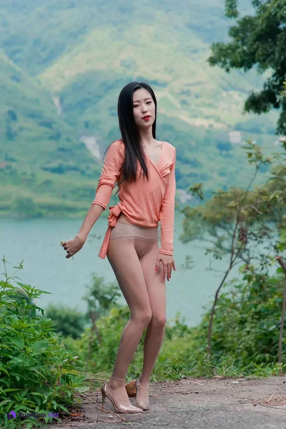 杨子嫣 – 户外女神的丝袜秀 - Photo 5