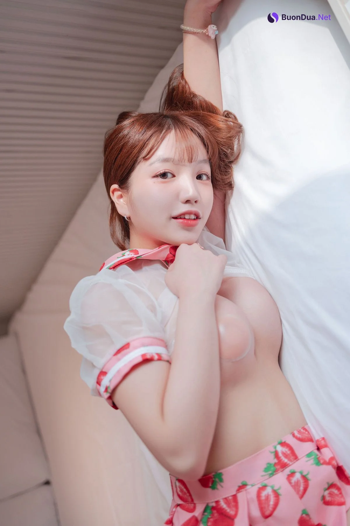 Yoonvely 윤블리, Photobook “Strawberry Lingerie” Set.01 - Photo 15