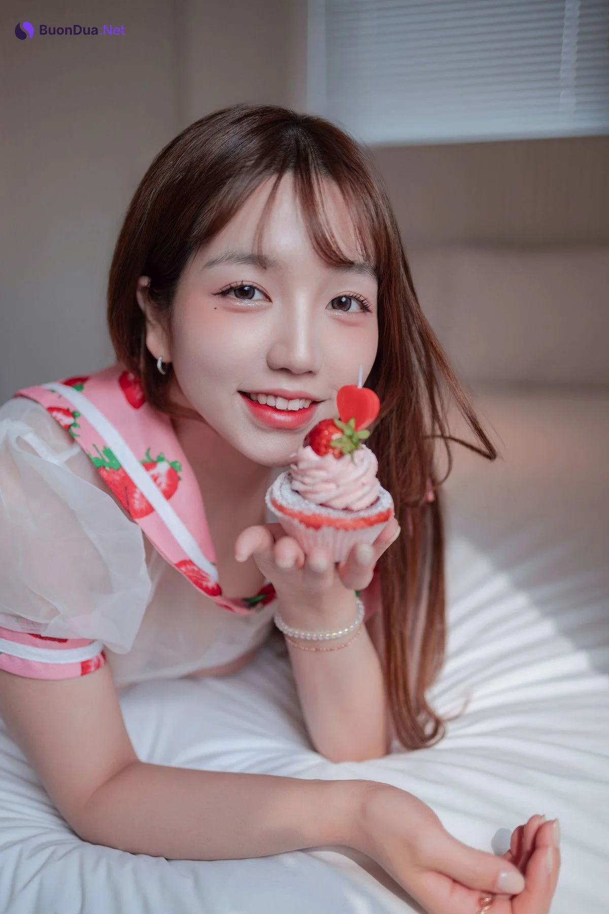 Yoonvely 윤블리, Photobook “Strawberry Lingerie” Set.01 - Photo 19