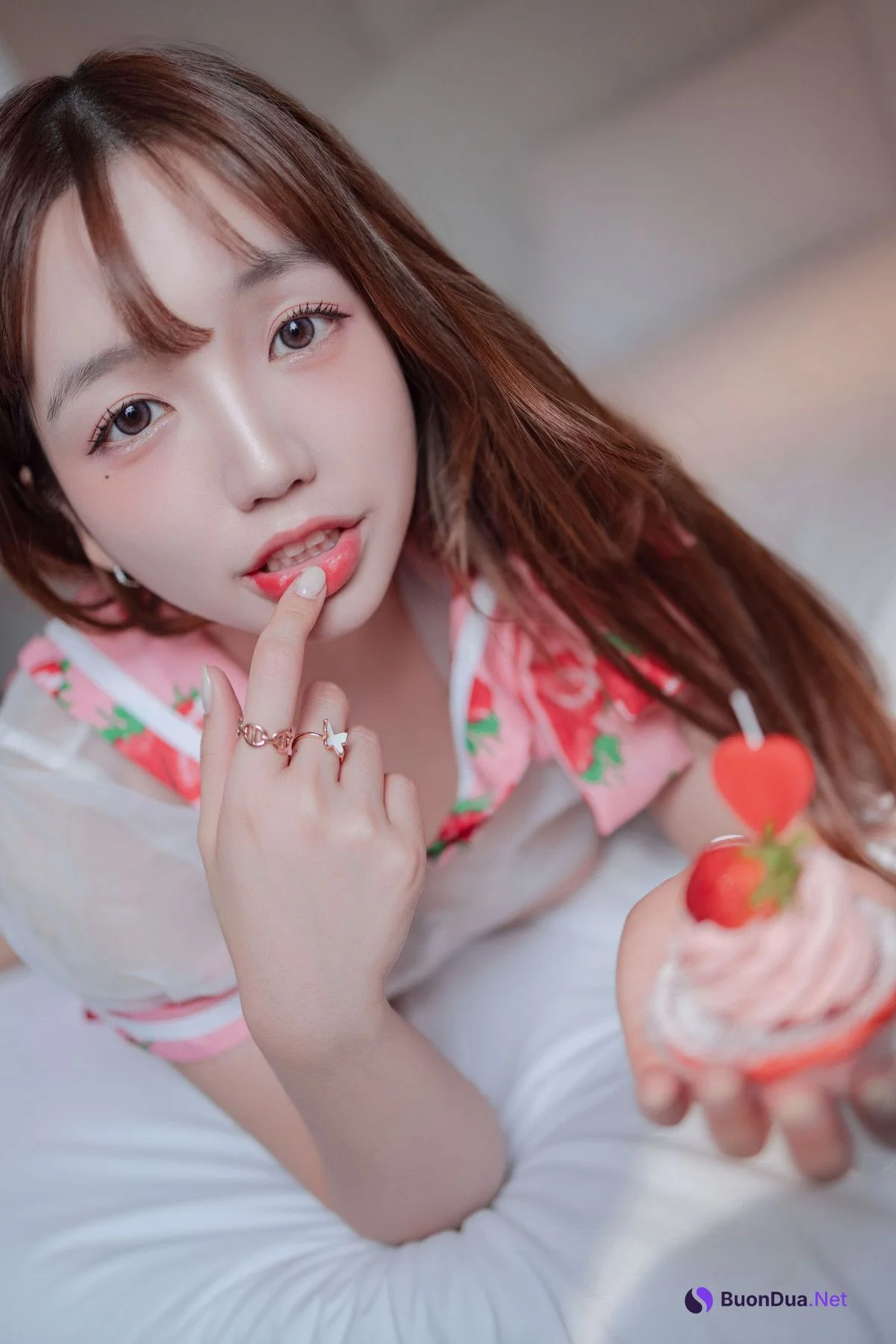 Yoonvely 윤블리, Photobook “Strawberry Lingerie” Set.01 - Photo 20