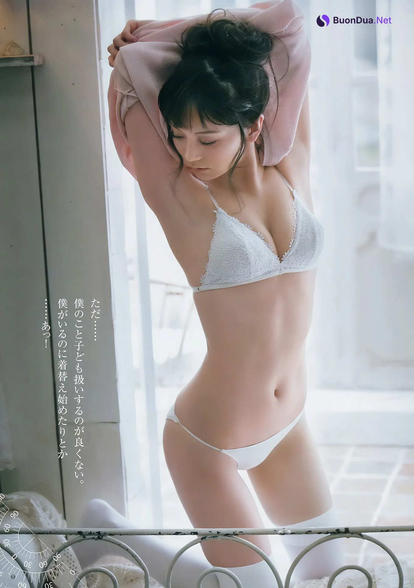 泉里香・三城千咲, Young Jump 2017 No.20 (ヤングジャンプ 2017年20号) - Photo 15
